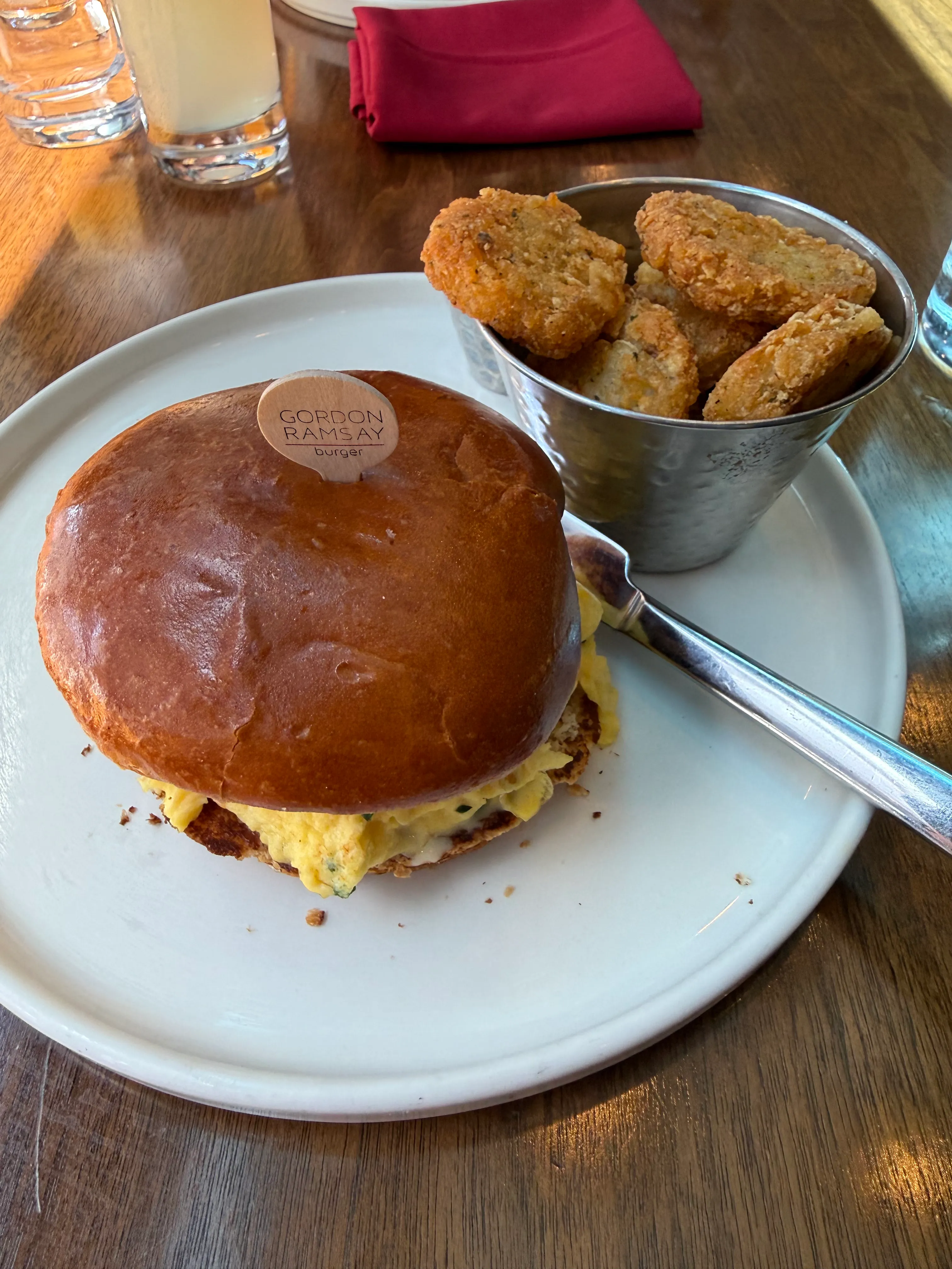 Hamburguesa de desayuno de Gordon Ramsay Burger con huevo revuelto y pan brioche, fotografiada en Las Vegas