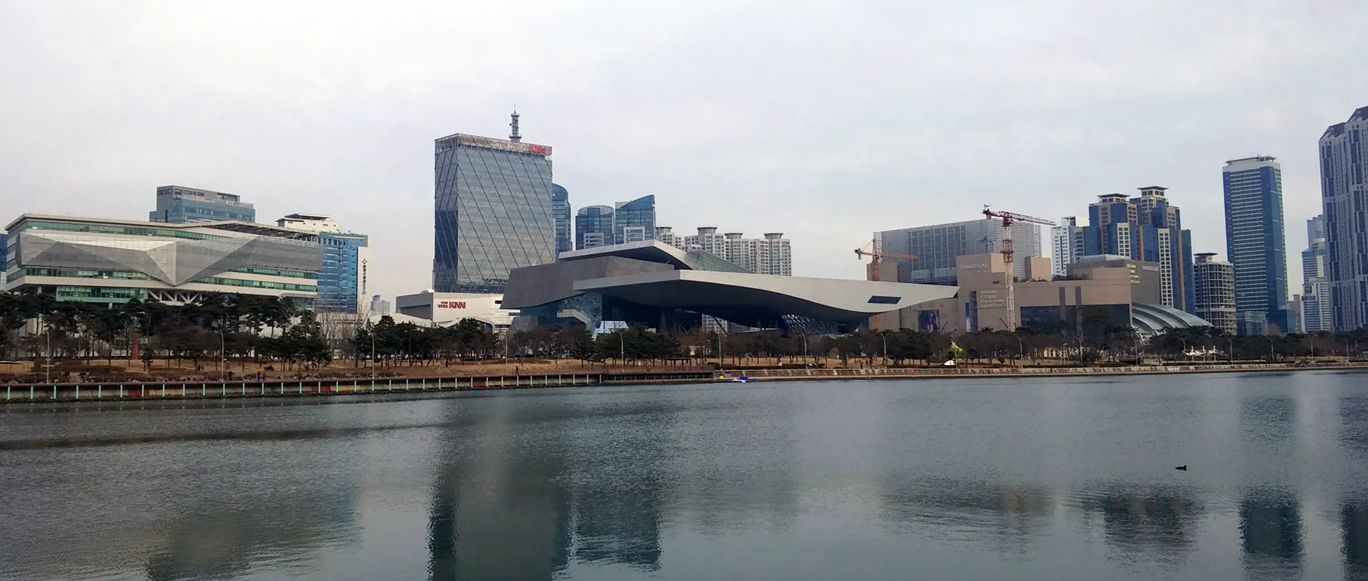 Centum City en Busan desde el río Suyeong, con el Busan Cinema Center y el complejo Shinsegae Centum City del restaurante de Gordon Ramsay