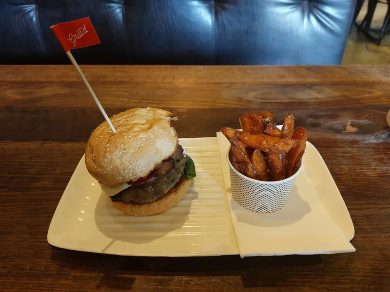 Burger Wild West de Grill'd avec frites de patate douce, de la carte nationale servie dans les cinq Grill'd de Canberra