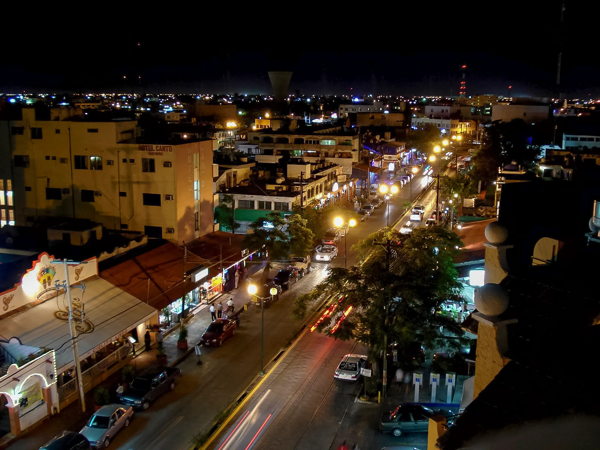 Avenida Yaxchilán at night in downtown Cancún, the street of the main Carl’s Jr Cancun branch