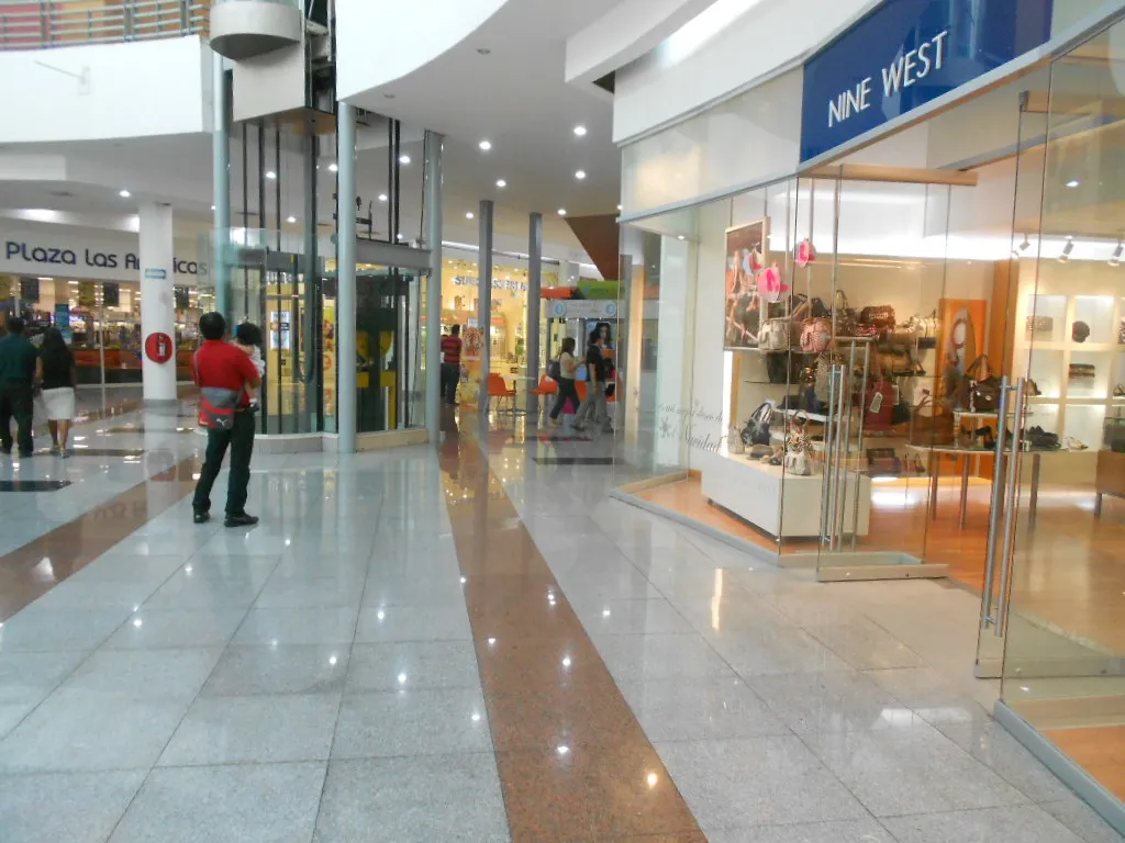 Interior of Plaza Las Américas mall on Av. Tulum Sur in Cancún, home to a Carl’s Jr. on Uber Eats
