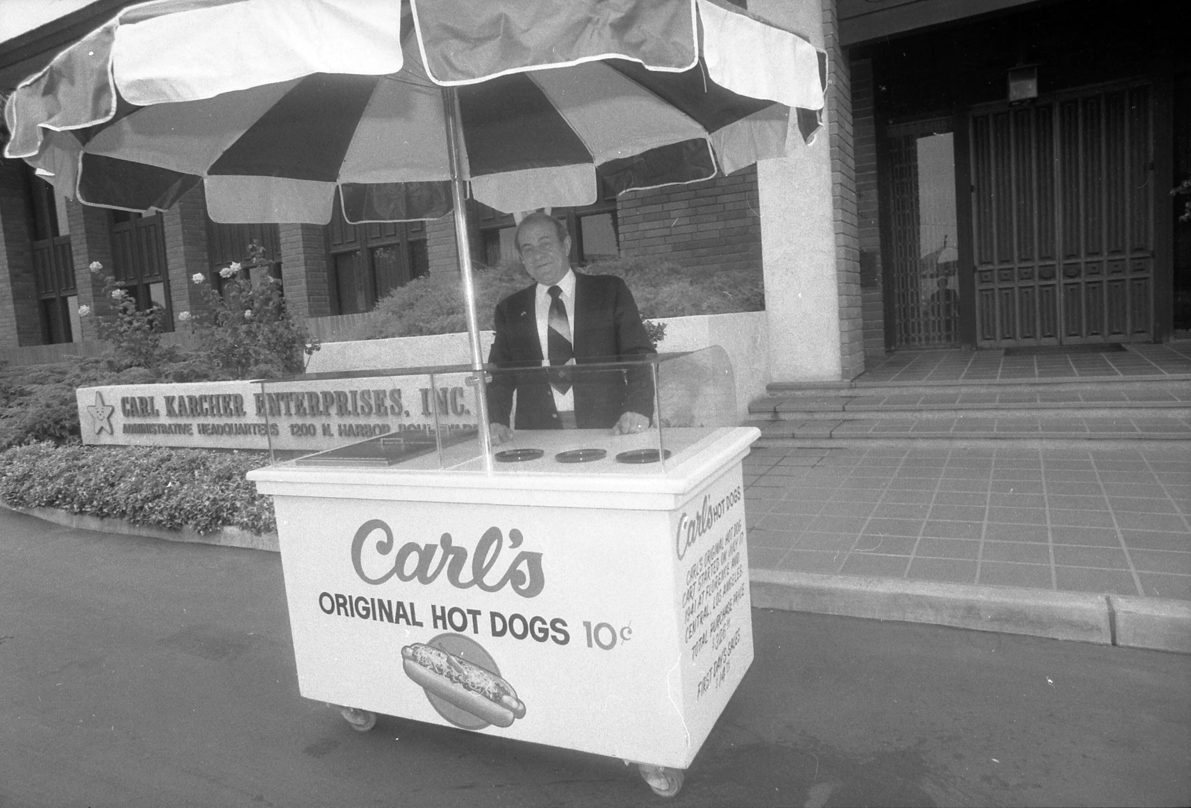 Carl Karcher, founder of Carl’s Jr., beside a hot dog cart in Anaheim, California, in 1981