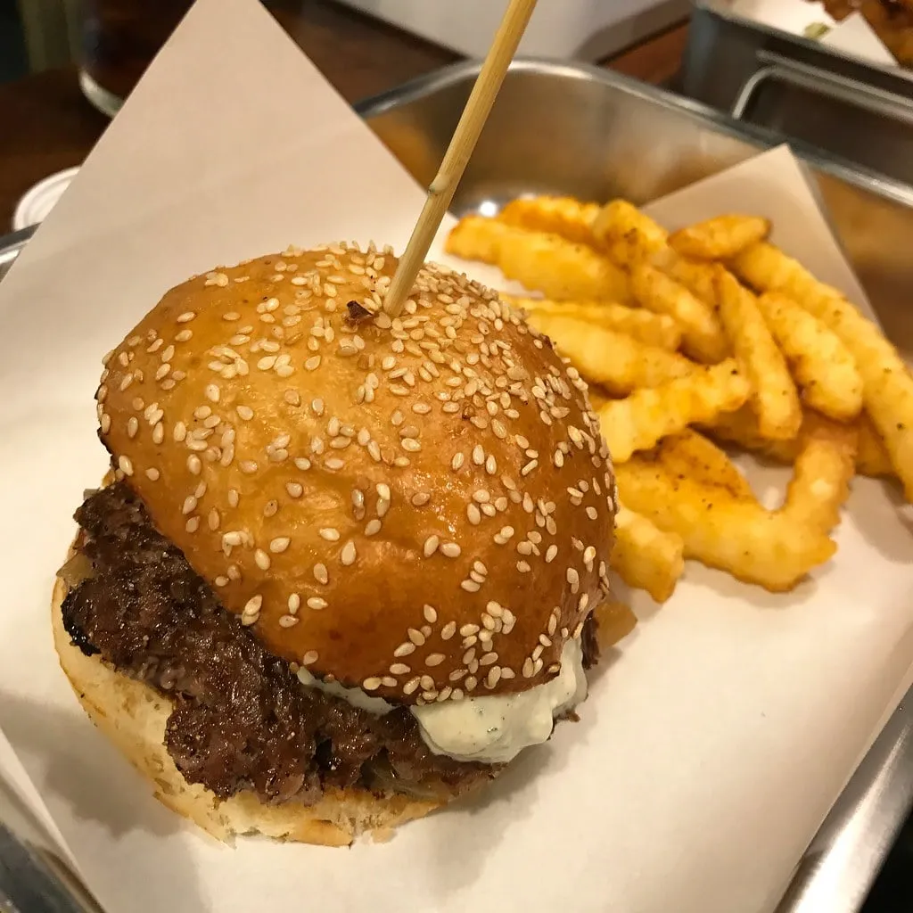 Burger au bleu et frites chez Beast Burger à Chiang Mai