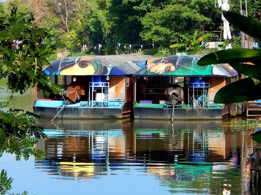 Bateaux-restaurants colorés amarrés sur la rivière Ping à Chiang Mai, la rive où a ouvert le premier The Duke’s