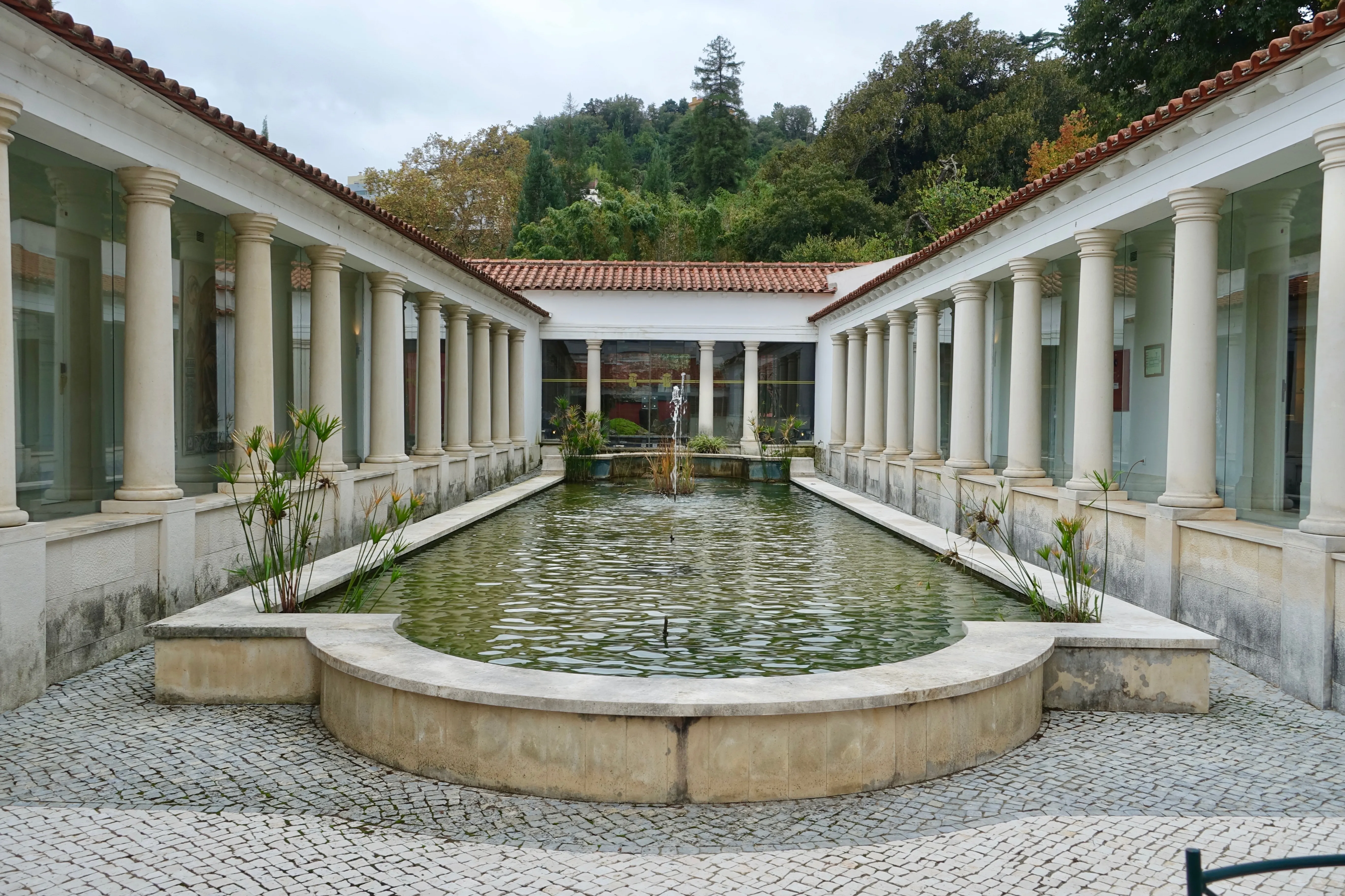 Cour de l’Hotel Quinta das Lágrimas à Coimbra, palais entouré de 12 hectares de jardins