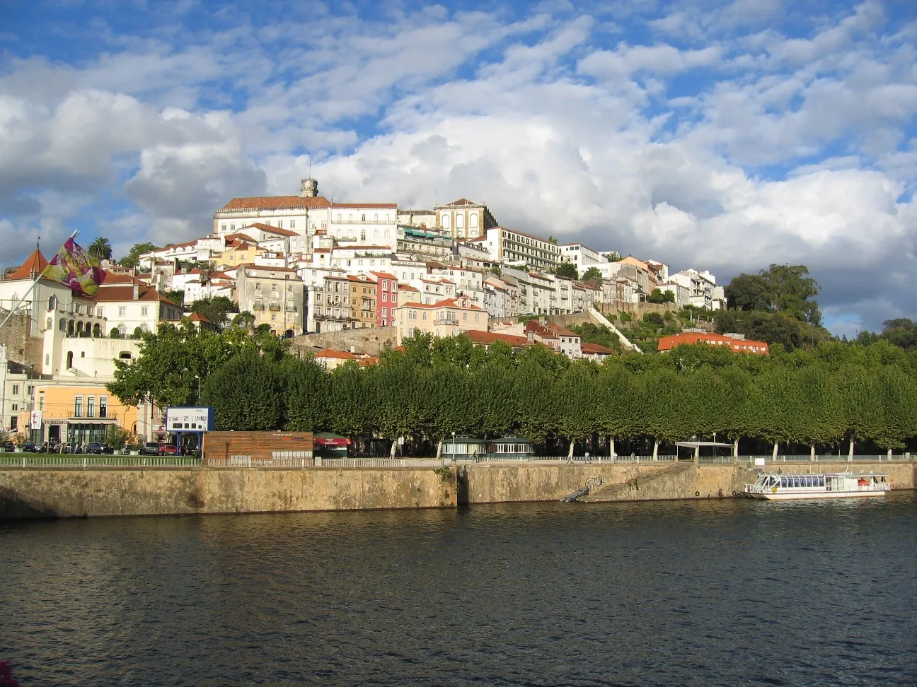 Vieille ville de Coimbra vue du pont de Santa Clara, sur la rive droite du Mondego où se trouvent les adresses burger