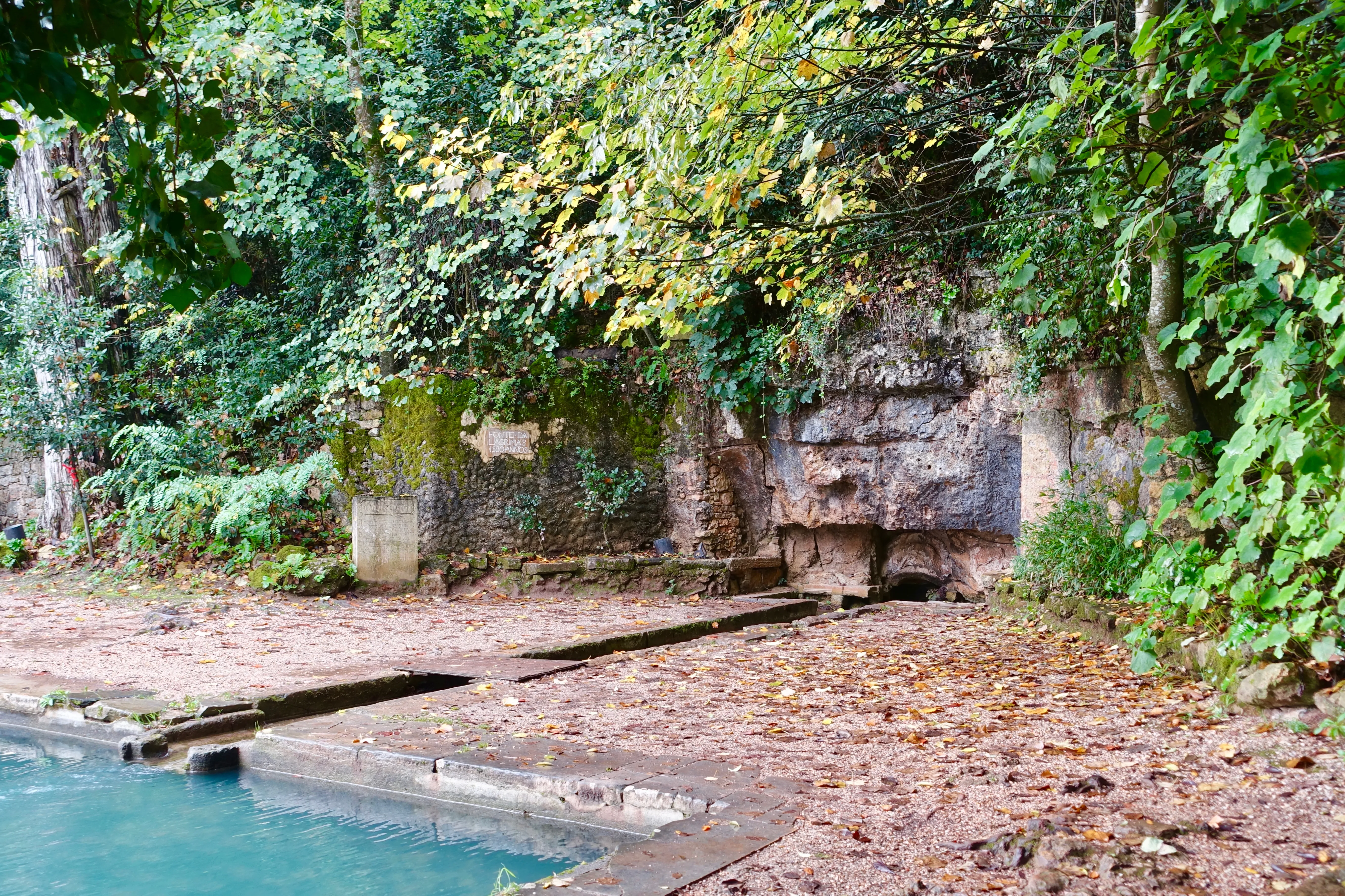 La Fonte das Lágrimas dans les jardins de la Quinta das Lágrimas à Coimbra, liée à la légende de Pedro et Inês
