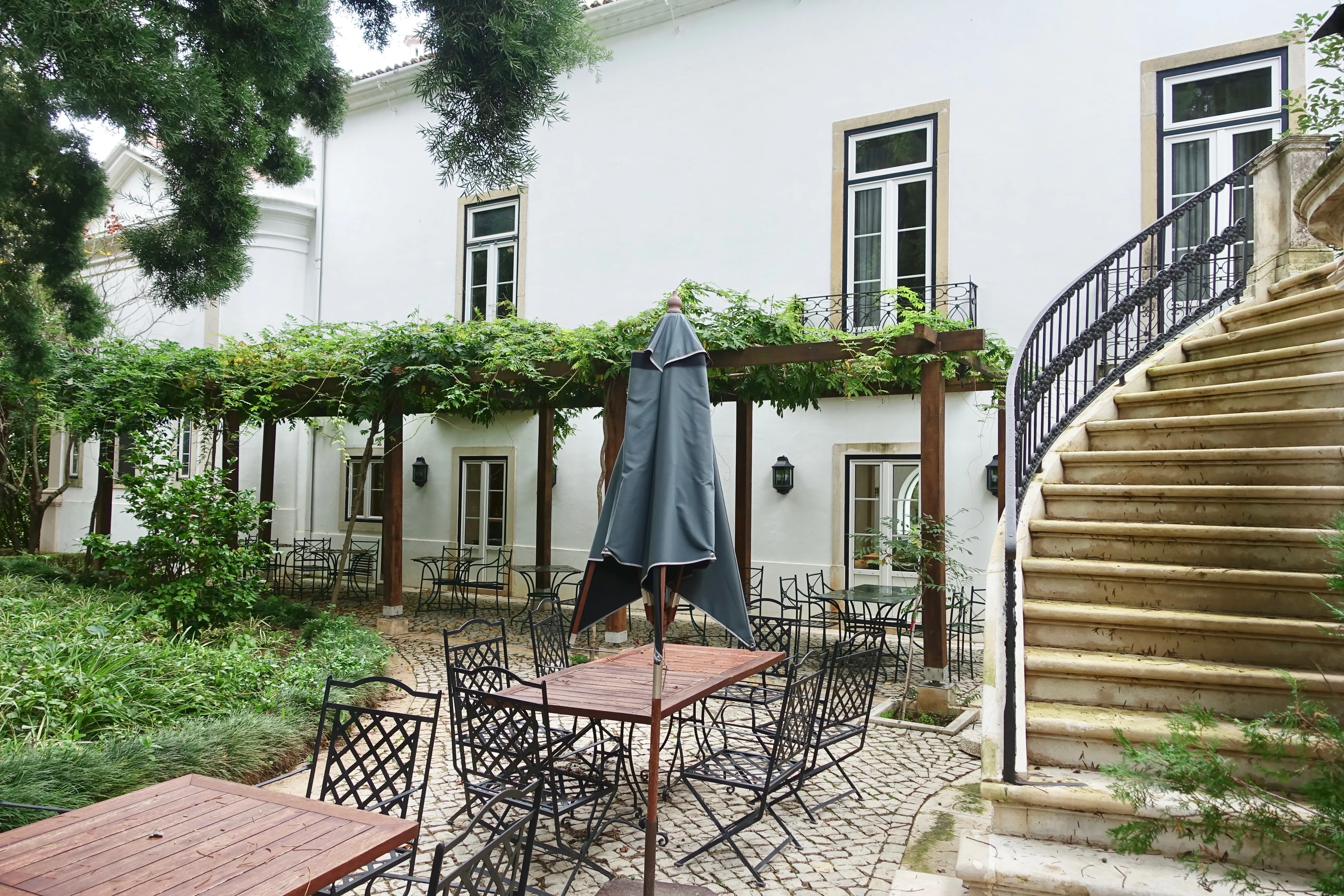 Patio du domaine de la Quinta das Lágrimas à Coimbra, près des anciennes écuries du palais où se trouve le restaurant Arcadas