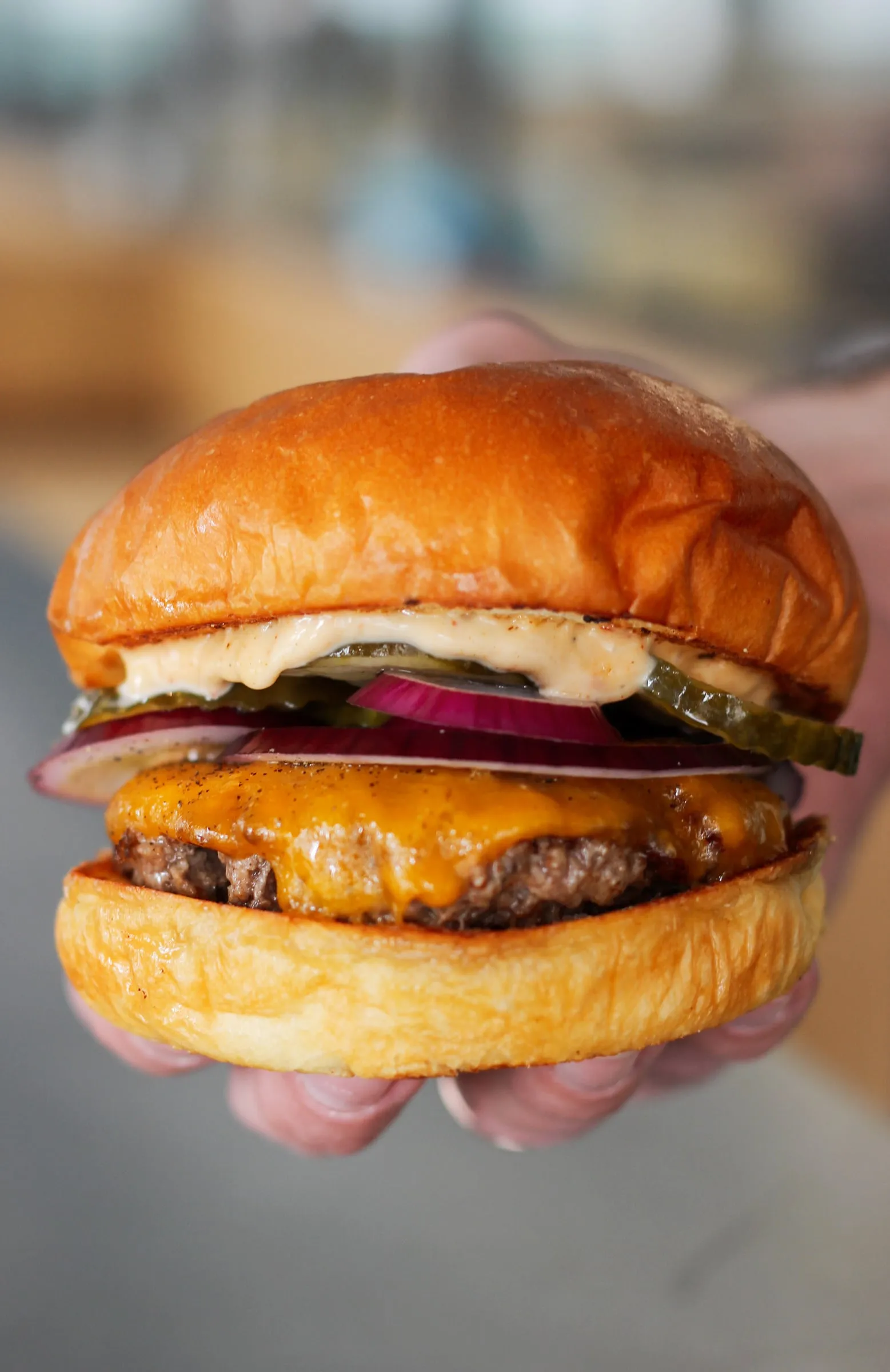 Cheeseburger Gasoline Grill à Copenhague : bœuf bio, cheddar, oignon rouge et pickles