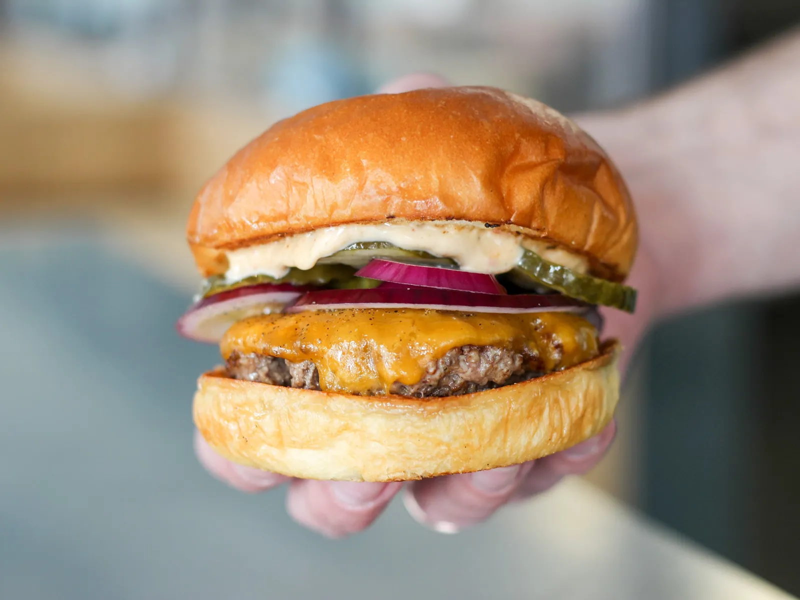 Cheeseburger Gasoline Grill à Copenhague, bœuf bio semi-smashé, cheddar et pickles dans un pain à la pomme de terre