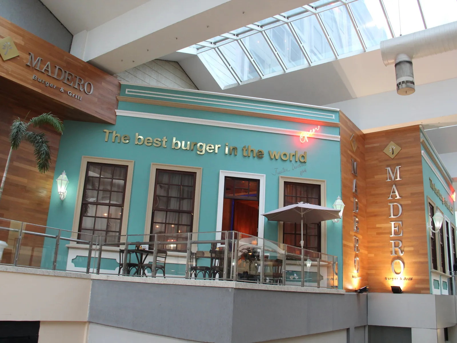 Fachada del Madero Steak House Shopping Estação en Curitiba (Brasil) con el eslogan «la mejor hamburguesa del mundo», en 2013