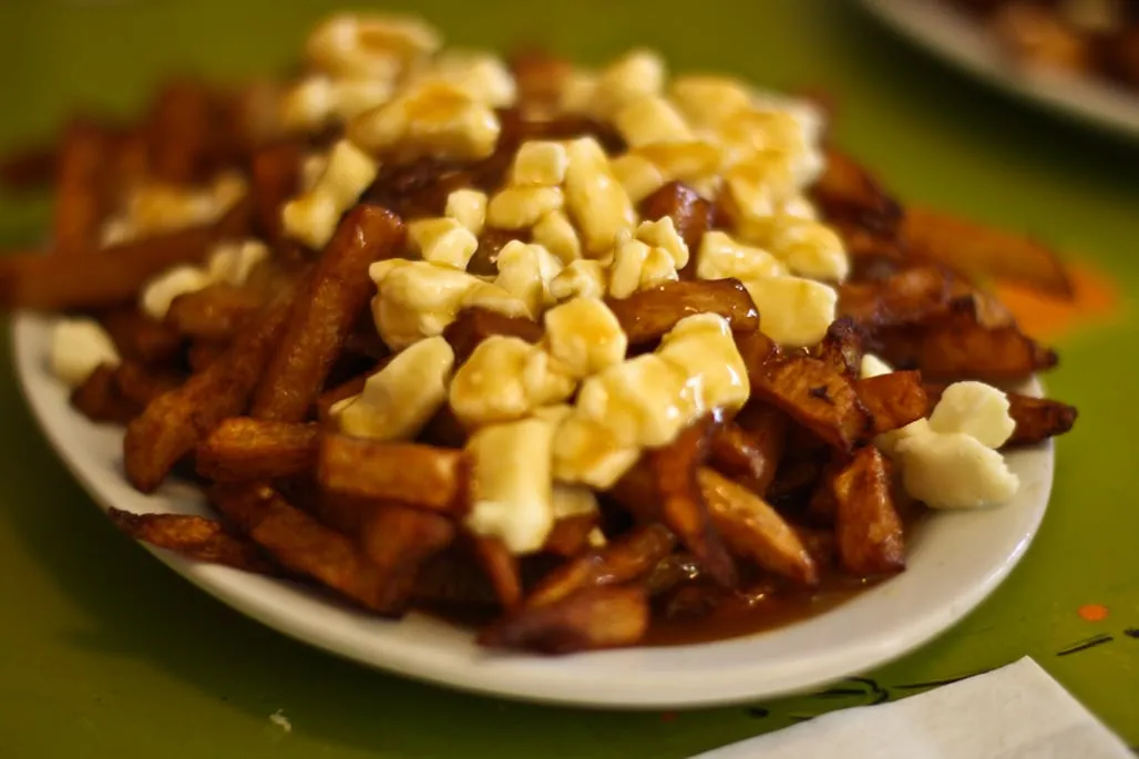 Poutine classique de Montréal avec frites, sauce brune et fromage, le plat qui a inspiré l’Almost Poutine de Bikini Bottom Express à Da Nang