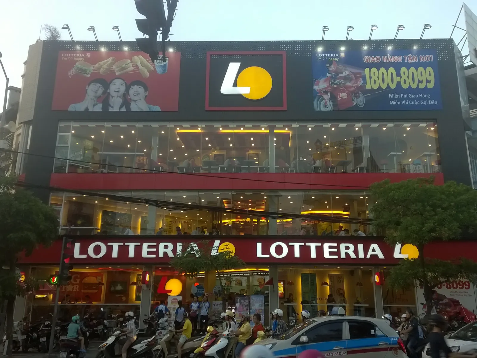 Lotteria storefront in Hanoi's Hoàn Kiếm district, Vietnam's largest burger chain, which has two verified branches in Da Nang