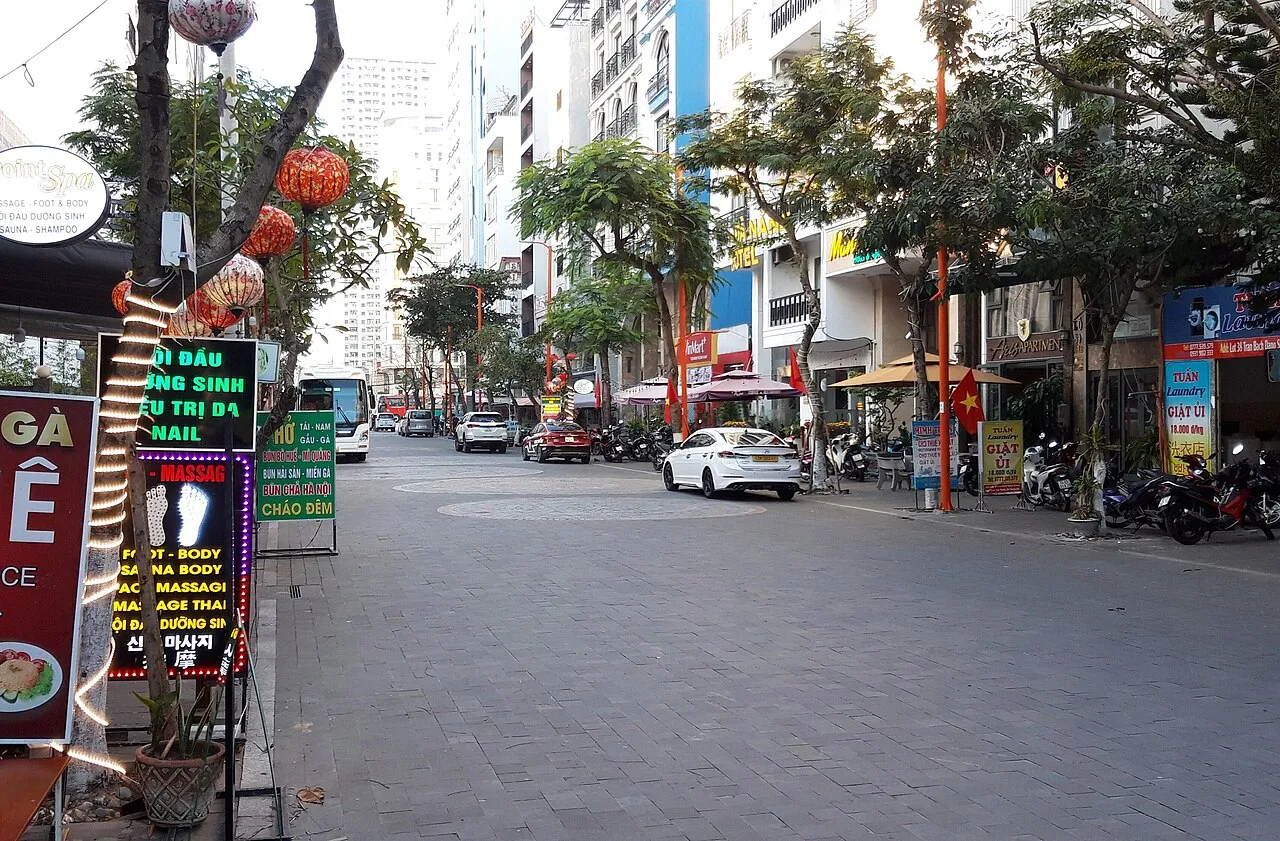 La rue Hồ Nghinh à My An, quartier de plage de Da Nang où Bikini Bottom Express sert ses smash burgers, rue An Thượng 2