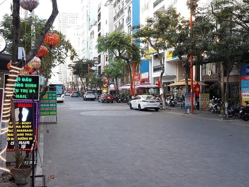 La rue Hồ Nghinh à My An, quartier de plage de Da Nang où Bikini Bottom Express sert ses smash burgers, rue An Thượng 2