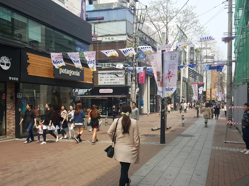 Dongseong-ro shopping street in Jung-gu, Daegu, home of Lotteria Daegu Dongseong-ro, the most central Lotteria in the city