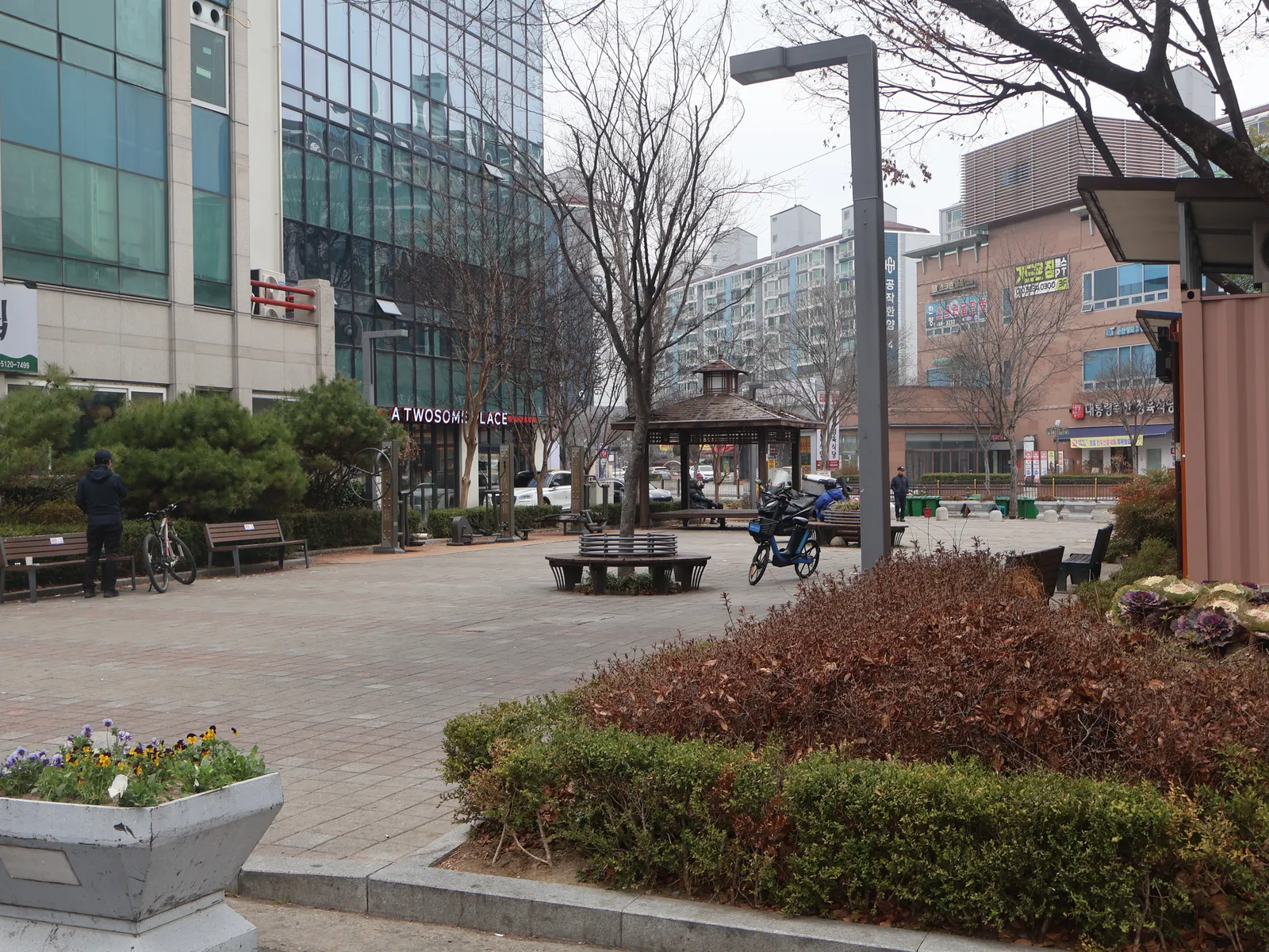 Pedestrian plaza in Tanbang-dong, Seo-gu, Daejeon, the district where the original Burgiz burger shop opened in 2017