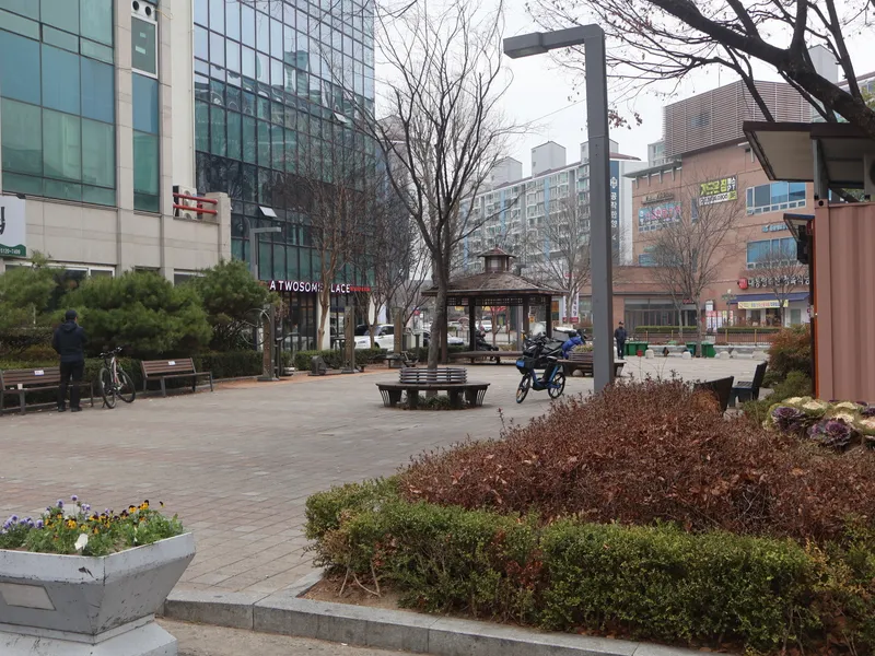 Pedestrian plaza in Tanbang-dong, Seo-gu, Daejeon, the district where the original Burgiz burger shop opened in 2017