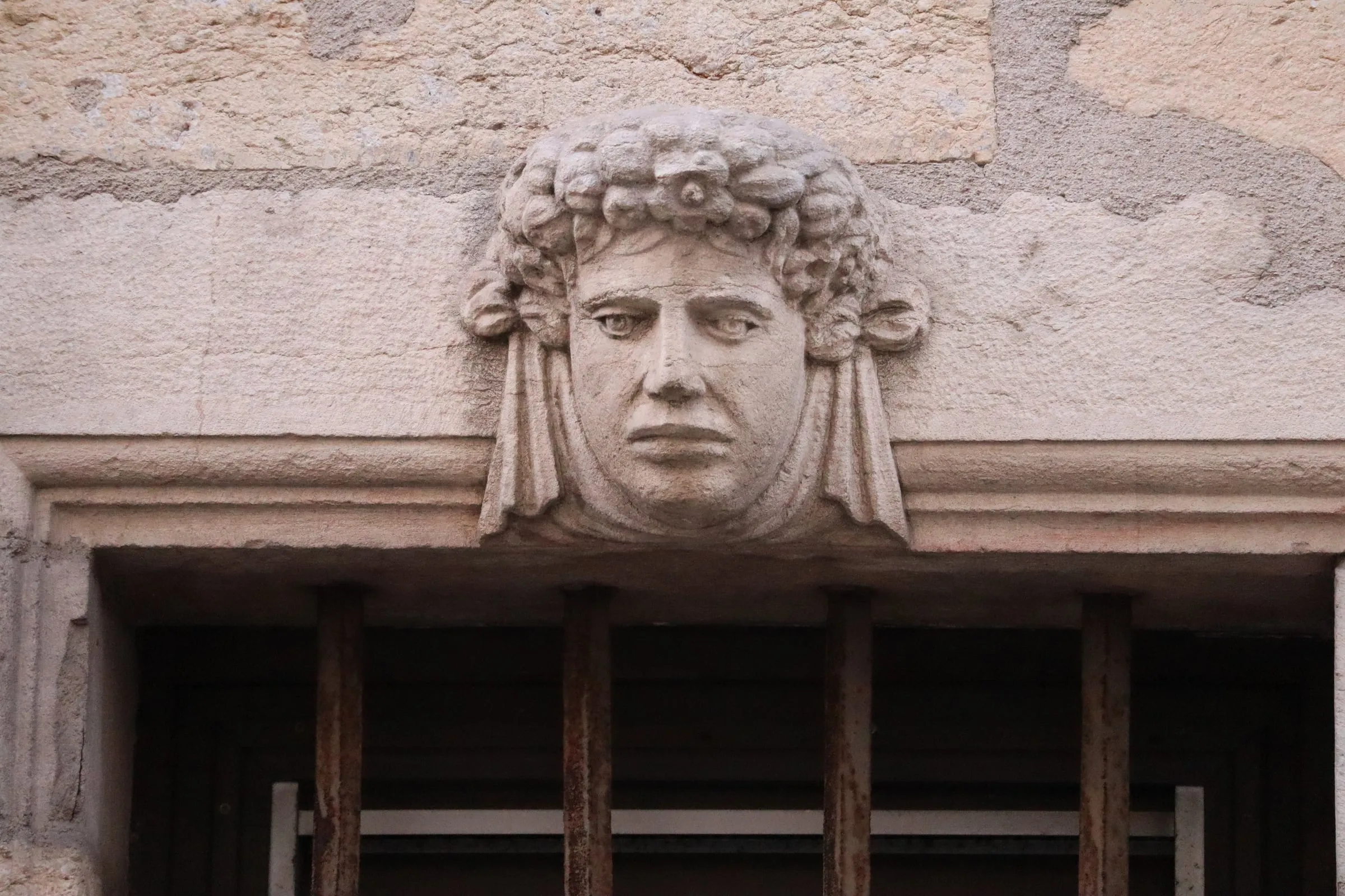 Cariatide et atlante sculptés sur la façade Renaissance de la Maison des Cariatides, à Dijon : des colonnes en figures féminines et masculines.