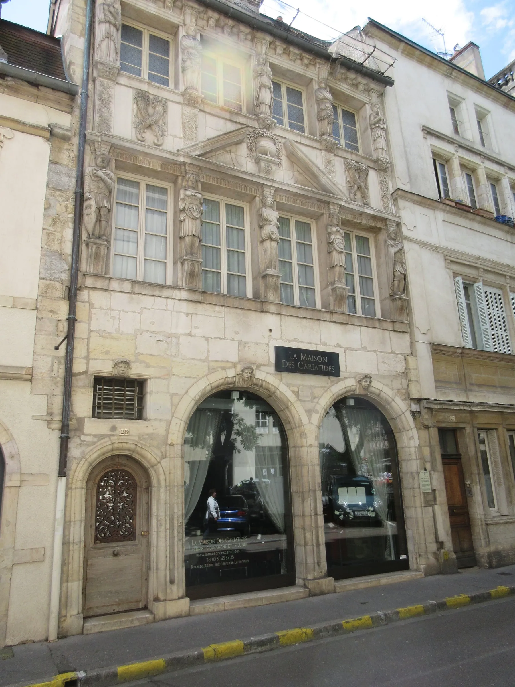 La façade classée de la Maison des Cariatides, ou maison Pouffier, au 28 rue Chaudronnerie à Dijon, monument historique PA00112406.