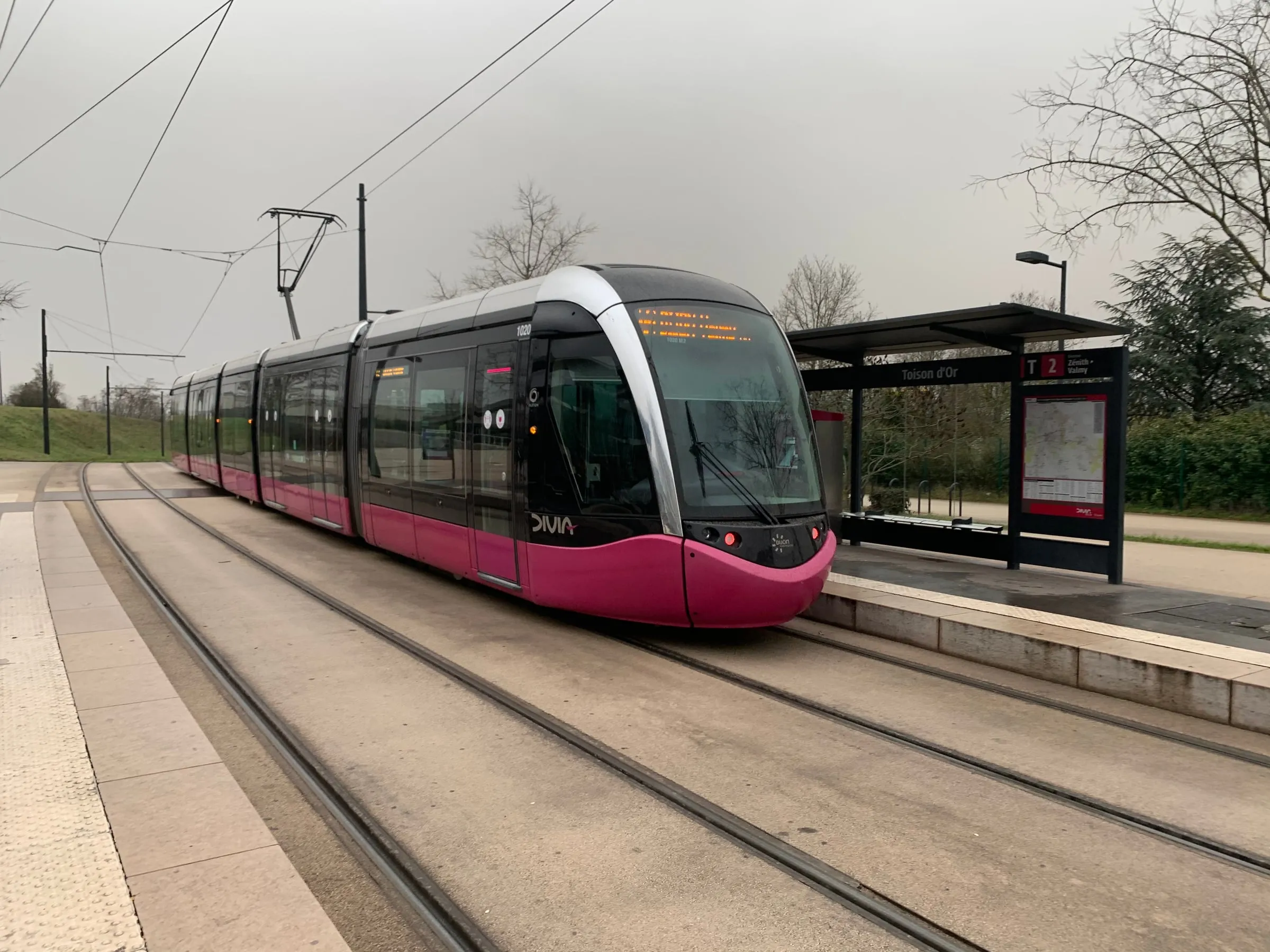 Tram T2 at the Toison d’Or stop in Dijon, the tram route to Five Guys Dijon