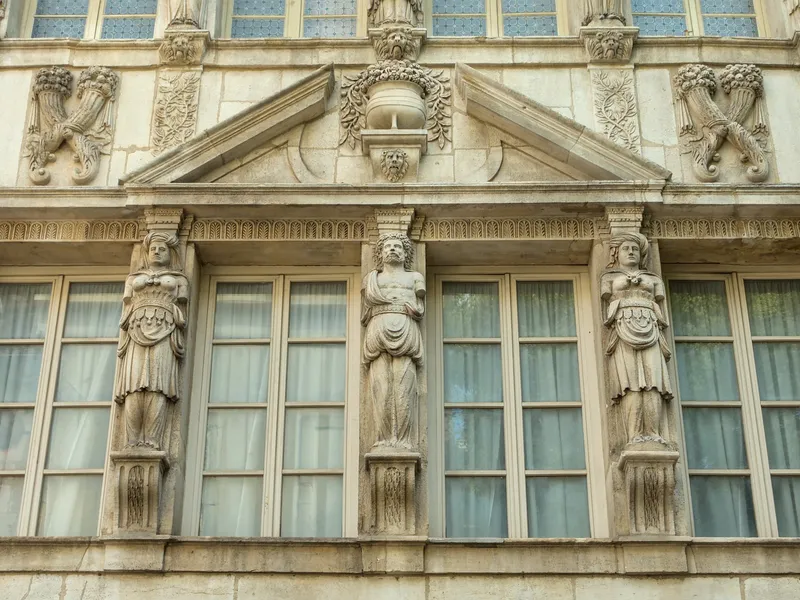 Maison des Cariatides Dijon façade with carved caryatids, home of the fine-dining restaurant at 28 rue Chaudronnerie