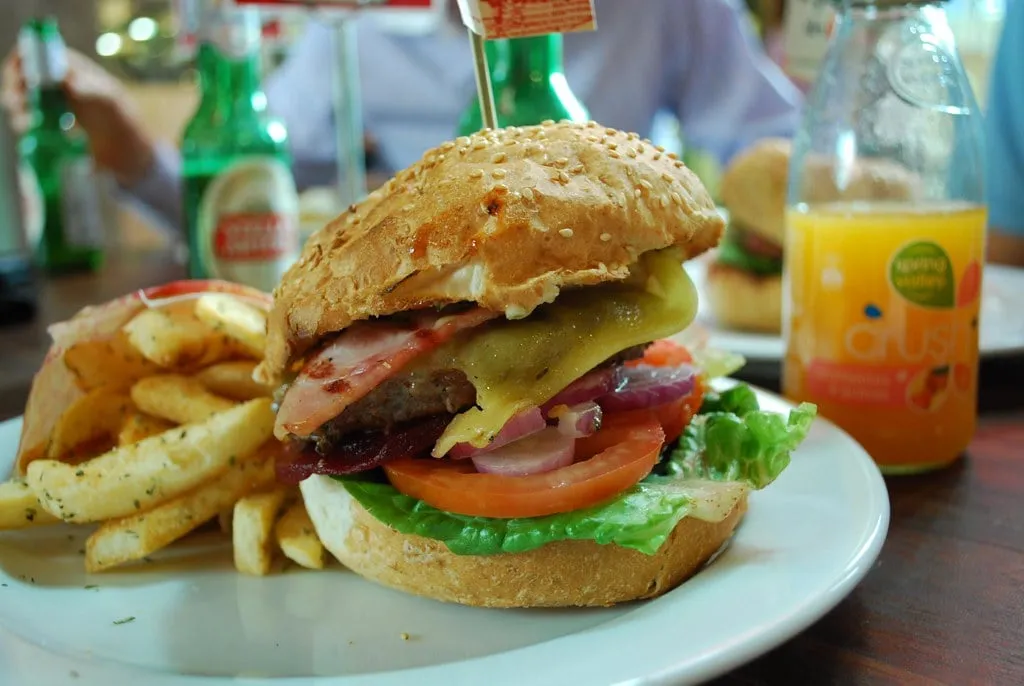 Cheeseburger de bœuf à la betterave, comme le Balmac Cheeseburger de No.7 Balmac à Dunedin