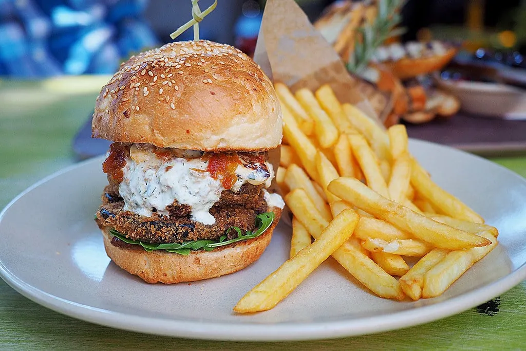 Burger végétarien à l’aubergine panée, comme l’Eggplant Burger de No.7 Balmac à Dunedin