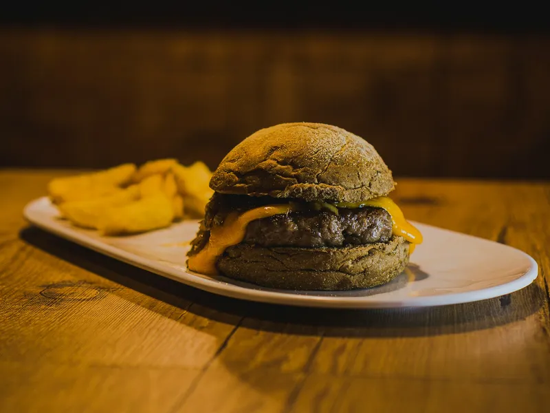 Cheeseburger with melted cheese, an illustrative photo for the Madero Florianópolis burger guide (not a Madero dish)