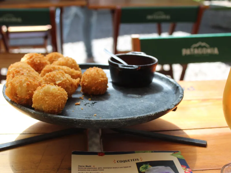 mini coxinhas de pollo brasileñas primer plano Sucré Fortaleza pastelería congelados