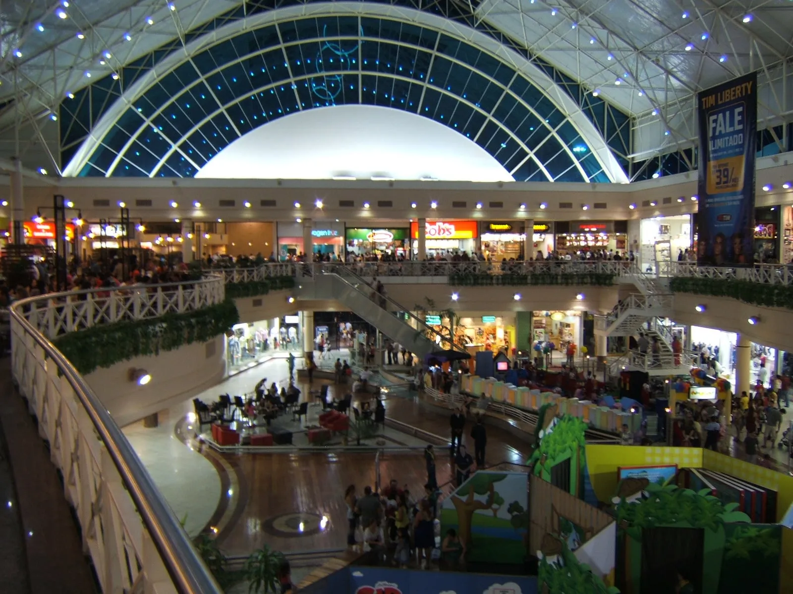 Interior del shopping Iguatemi de Fortaleza, hoy Iguatemi Bosque, sede del Madero Iguatemi