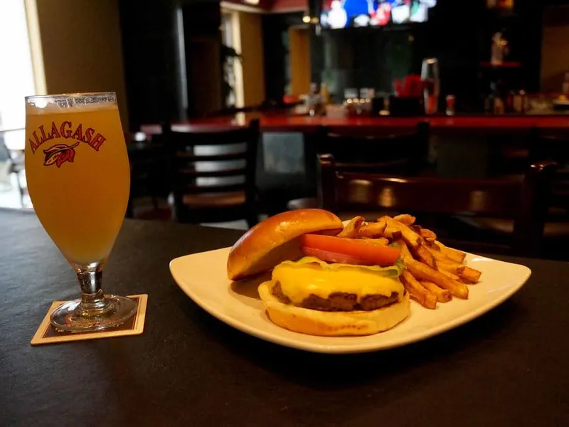 Cheeseburger au cheddar fondu illustrant le guide Madero Fortaleza (photo d'illustration, pas un burger Madero)