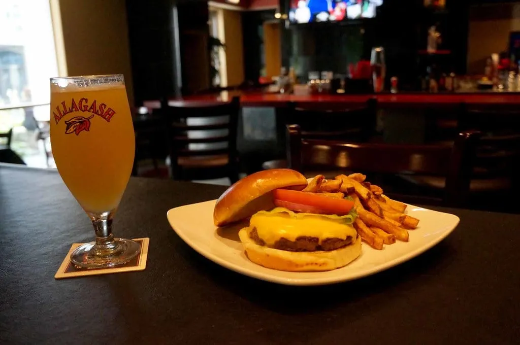 Cheeseburger con queso fundido en pan tostado, imagen ilustrativa de la guía de Madero Fortaleza