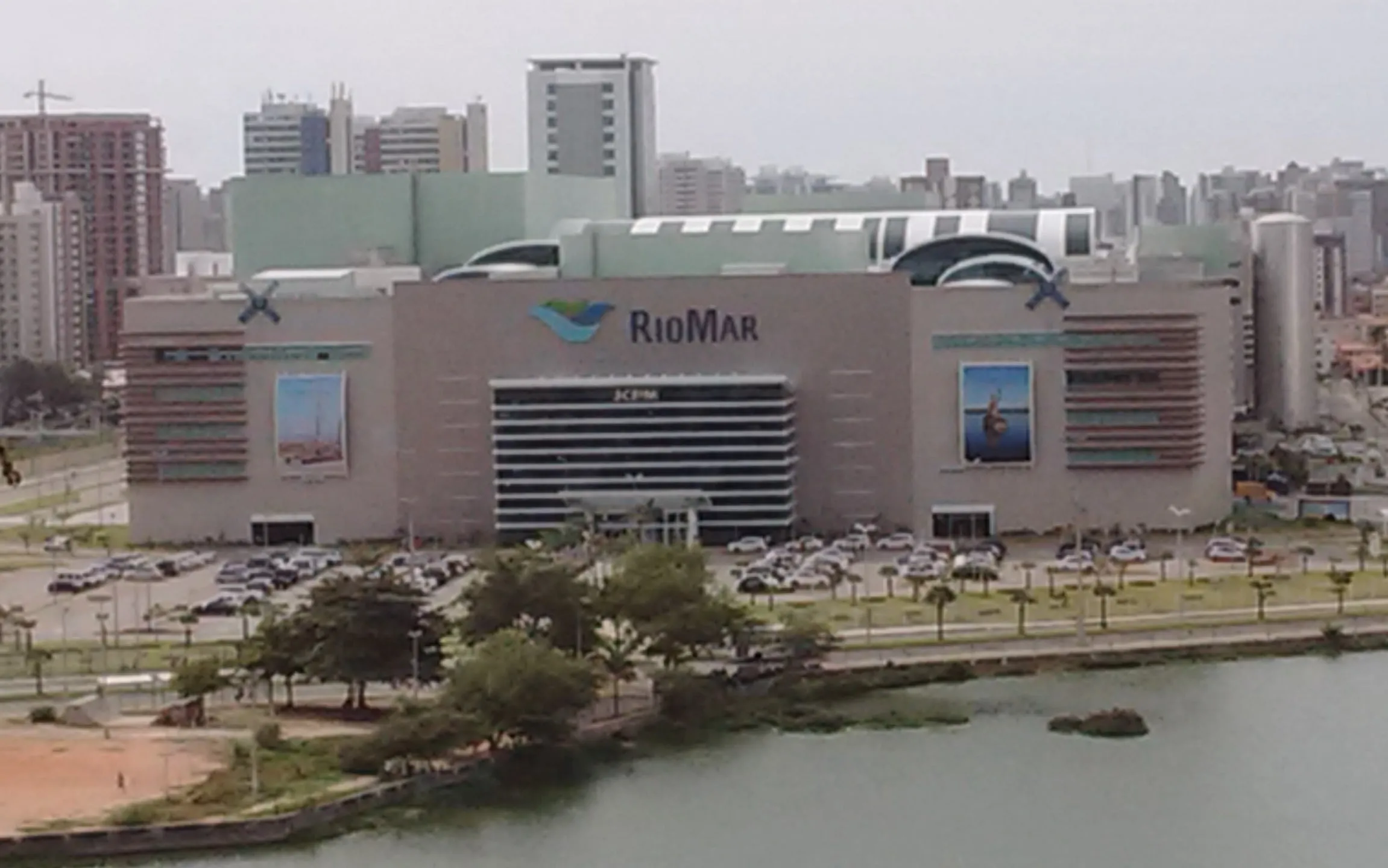 Fachada del shopping RioMar Fortaleza en Papicu, donde está el Madero RioMar
