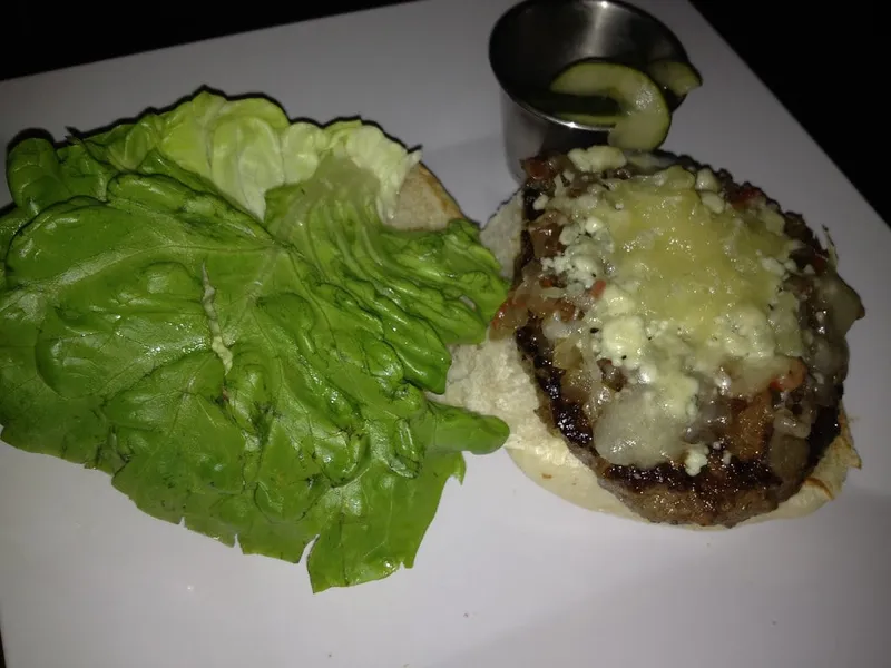Hamburguesa gourmet de wagyu con bacon, compota de cebolla y gruyère, el tipo de hamburguesa de autor que sirve Denise's Art of Burger en Ginebra