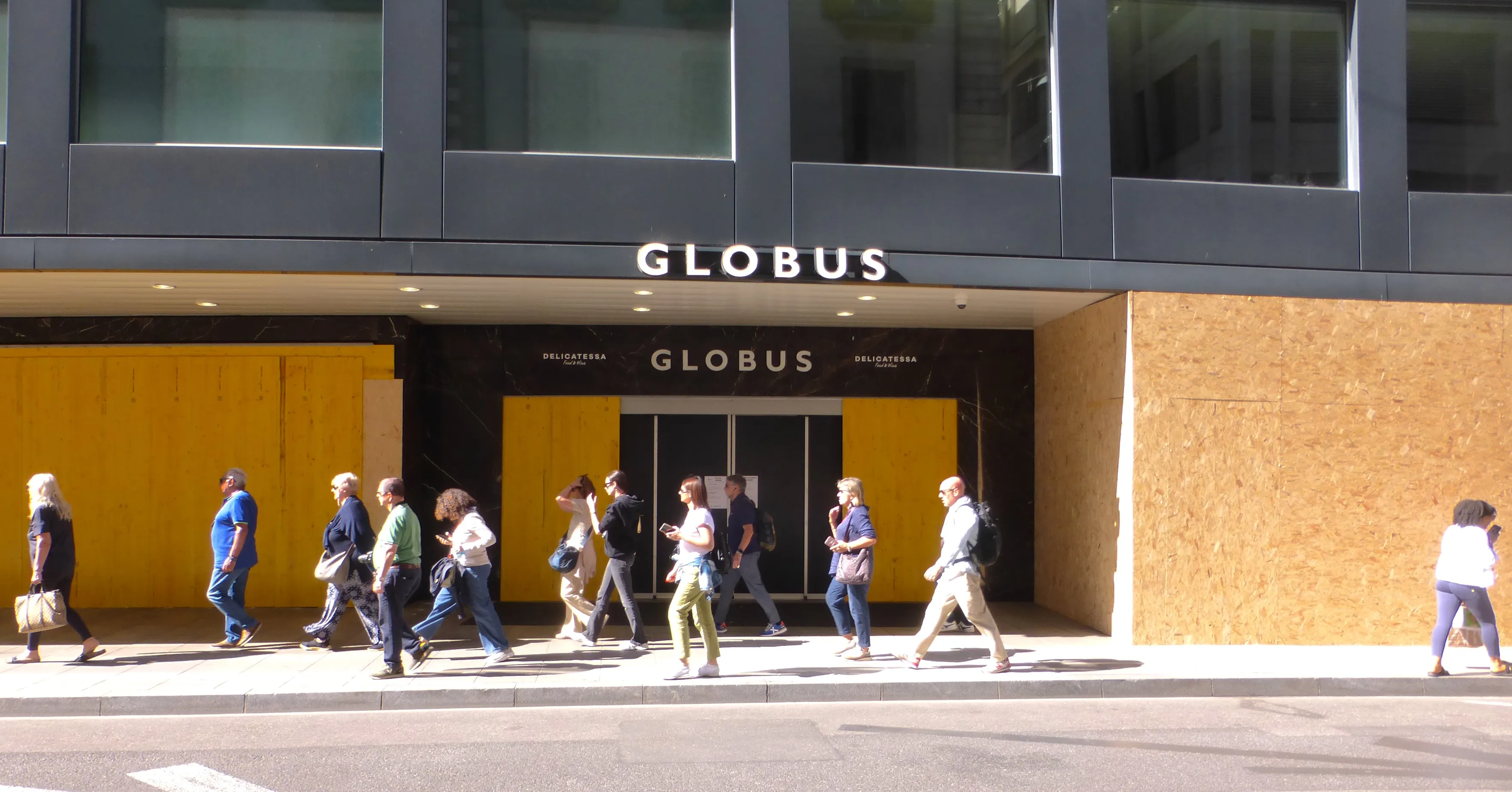 Fachada de los grandes almacenes Globus en la Rue du Rhône de Ginebra, donde está el mostrador de Denise’s Art of Burger