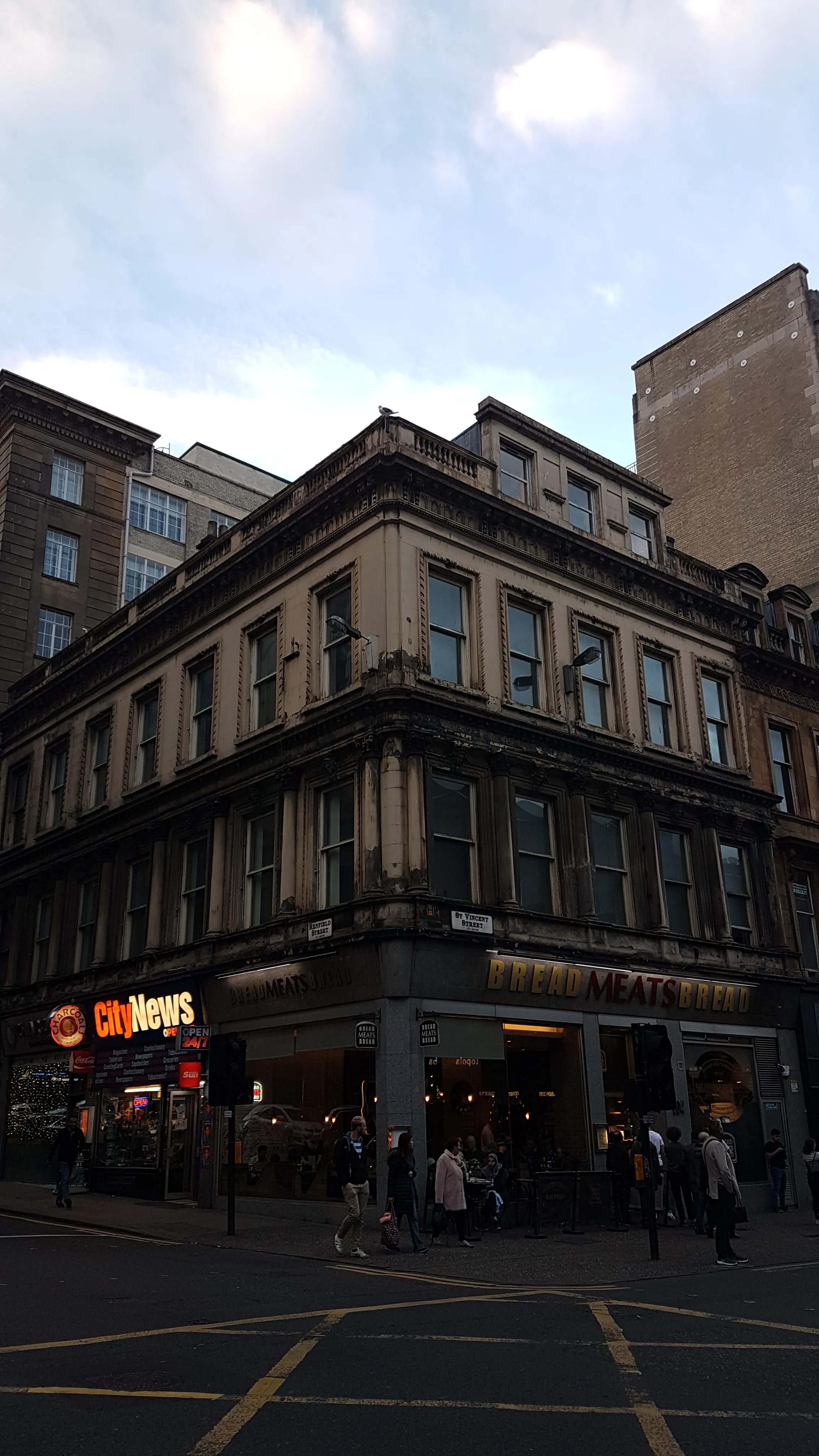 Façade des 102-104 St Vincent Street dans le centre de Glasgow, rue du premier restaurant Bread Meats Bread