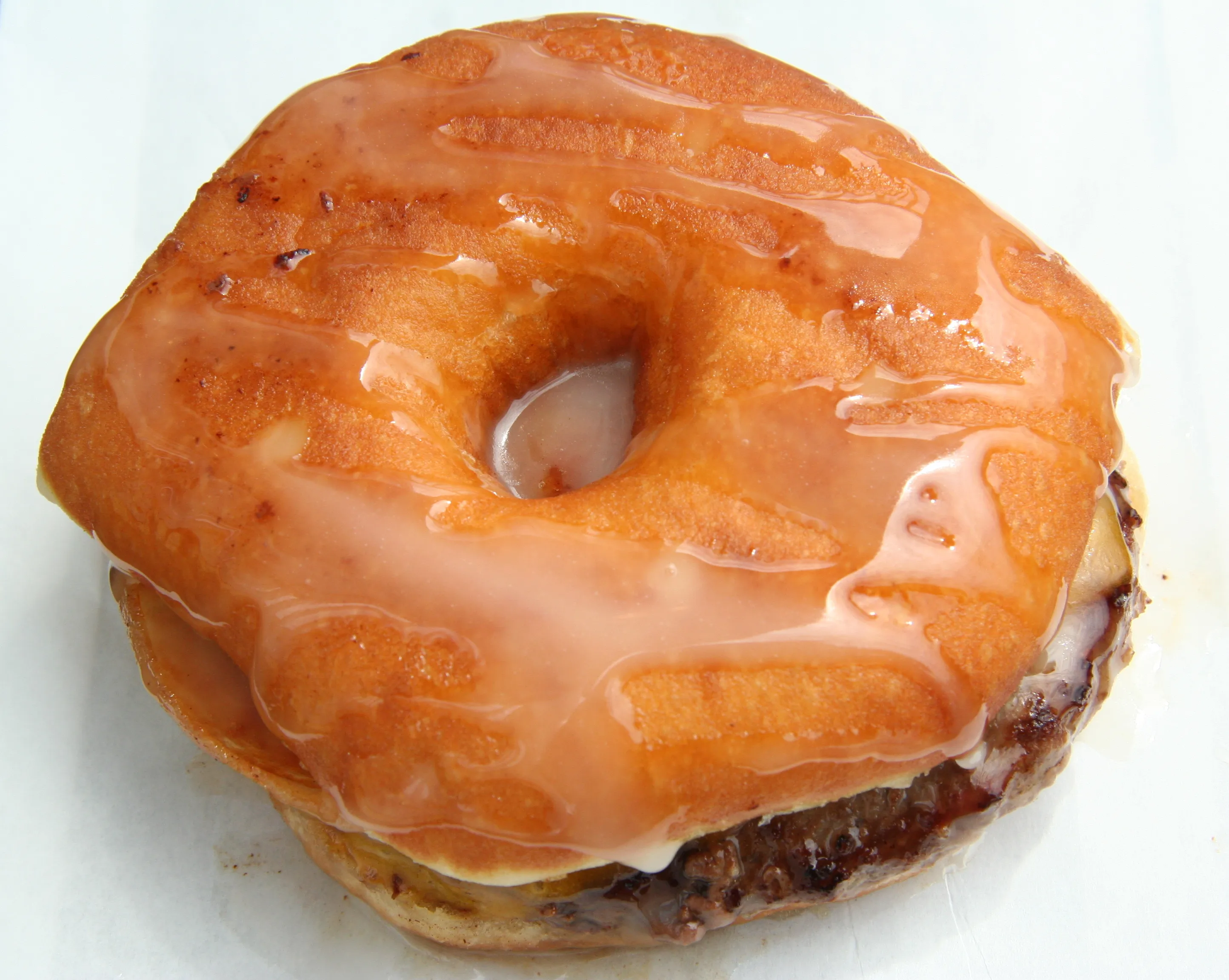 Luther Burger : cheeseburger au bacon servi dans un donut glacé, burger que Bread Meats Bread propose à Glasgow