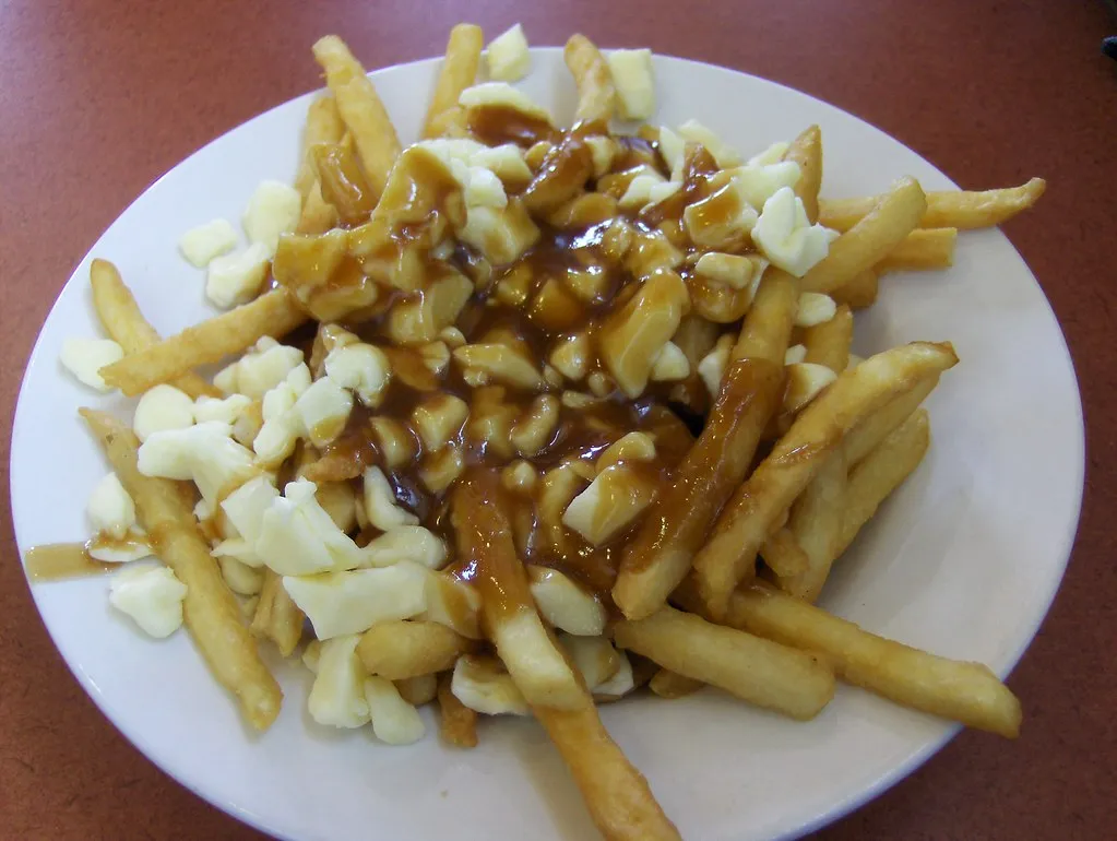 Poutine québécoise avec frites, sauce brune et fromage en grains, spécialité maison de Bread Meats Bread à Glasgow