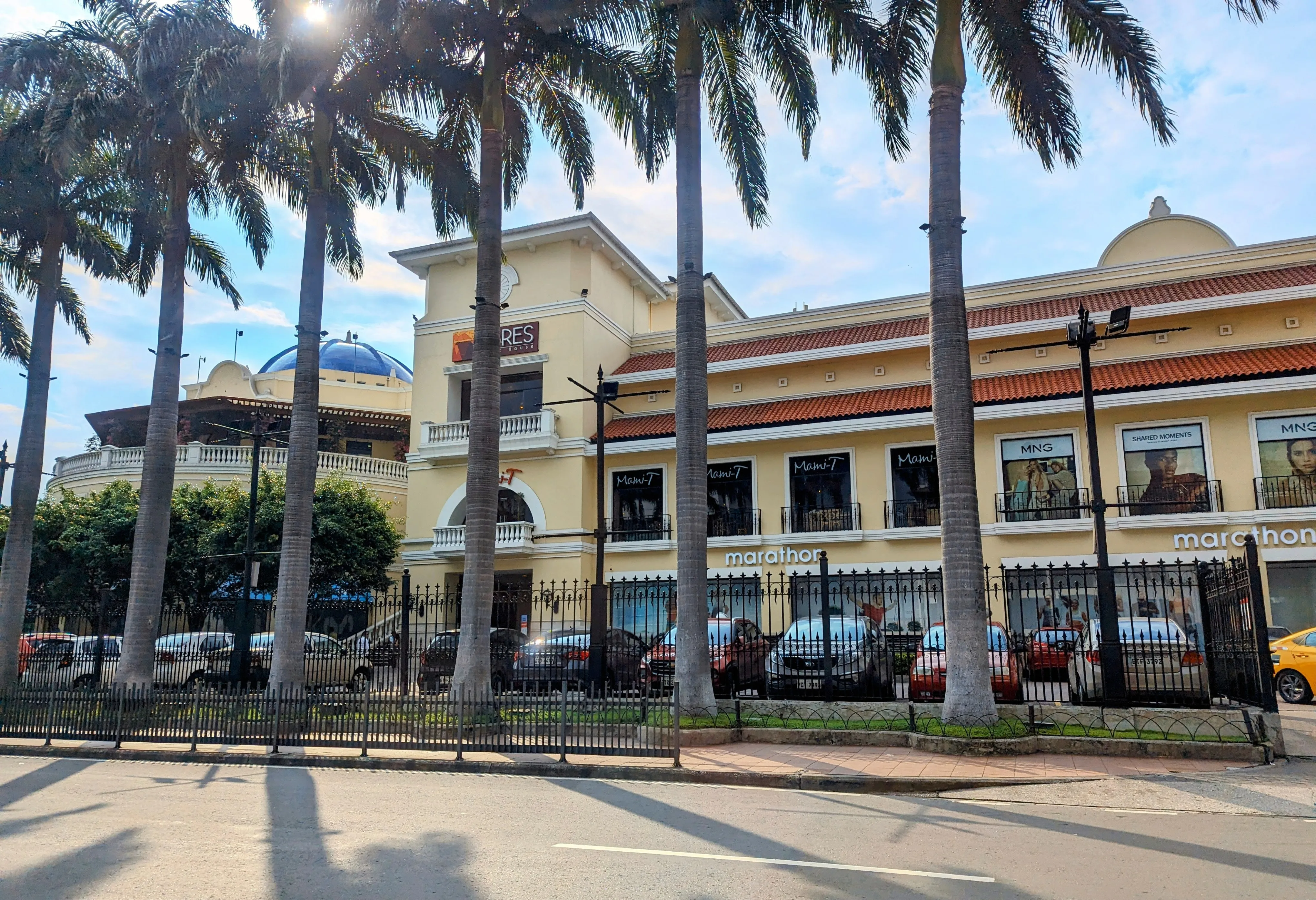 Exterior of San Marino Shopping in Guayaquil, home to a NOE Sushi Bar branch