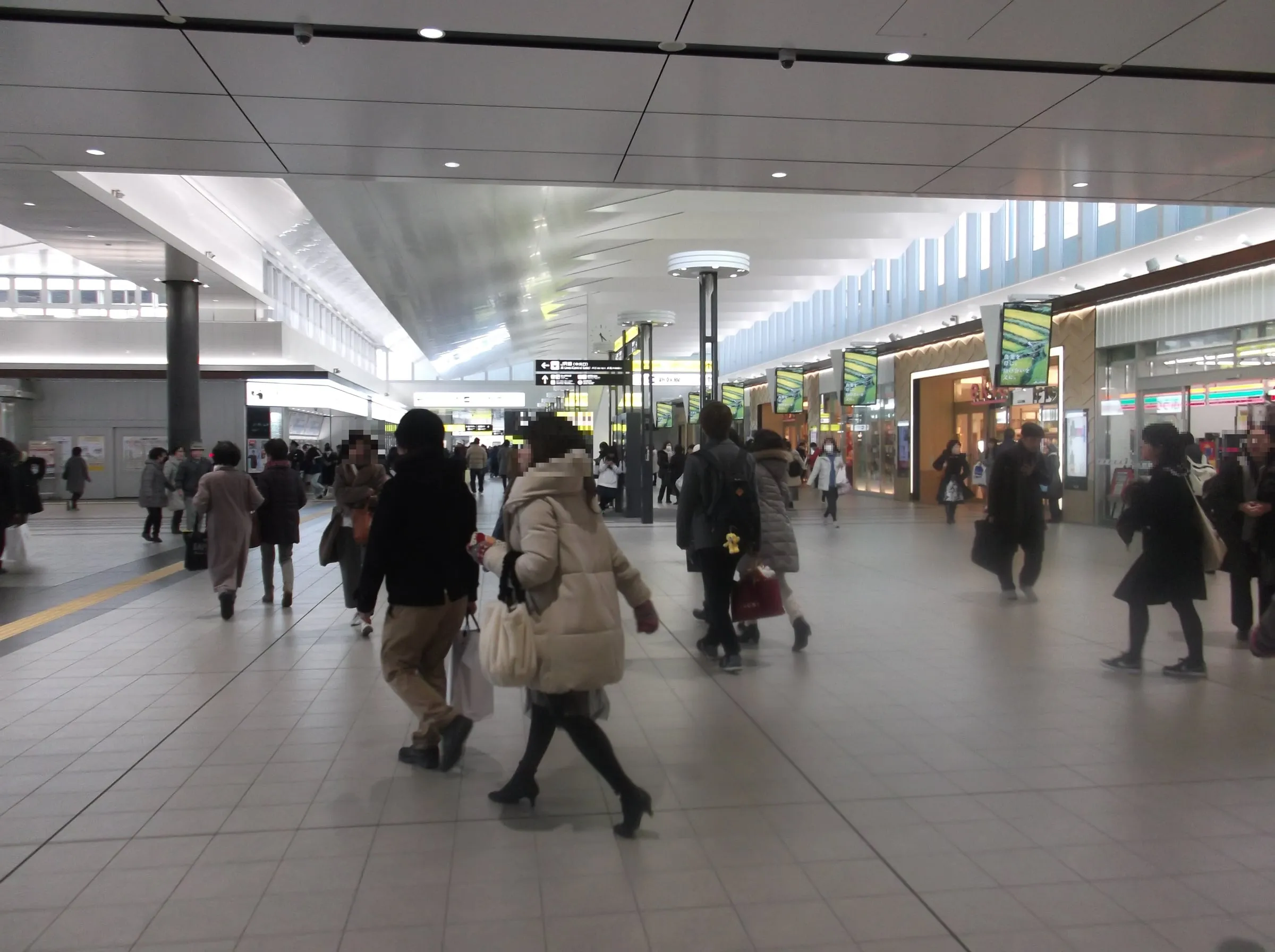 Passage libre nord-sud de la gare JR de Hiroshima, près du MOS Burger JR Hiroshima Station d’Antré Marché