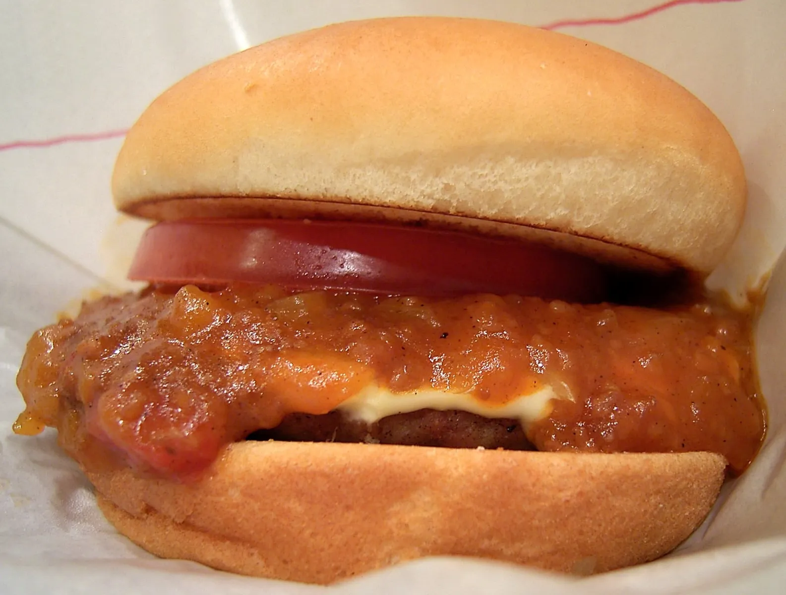MOS Burger Hiroshima : le MOS Burger signature de la chaîne, sauce à la viande, tomate et oignon dans un pain moelleux