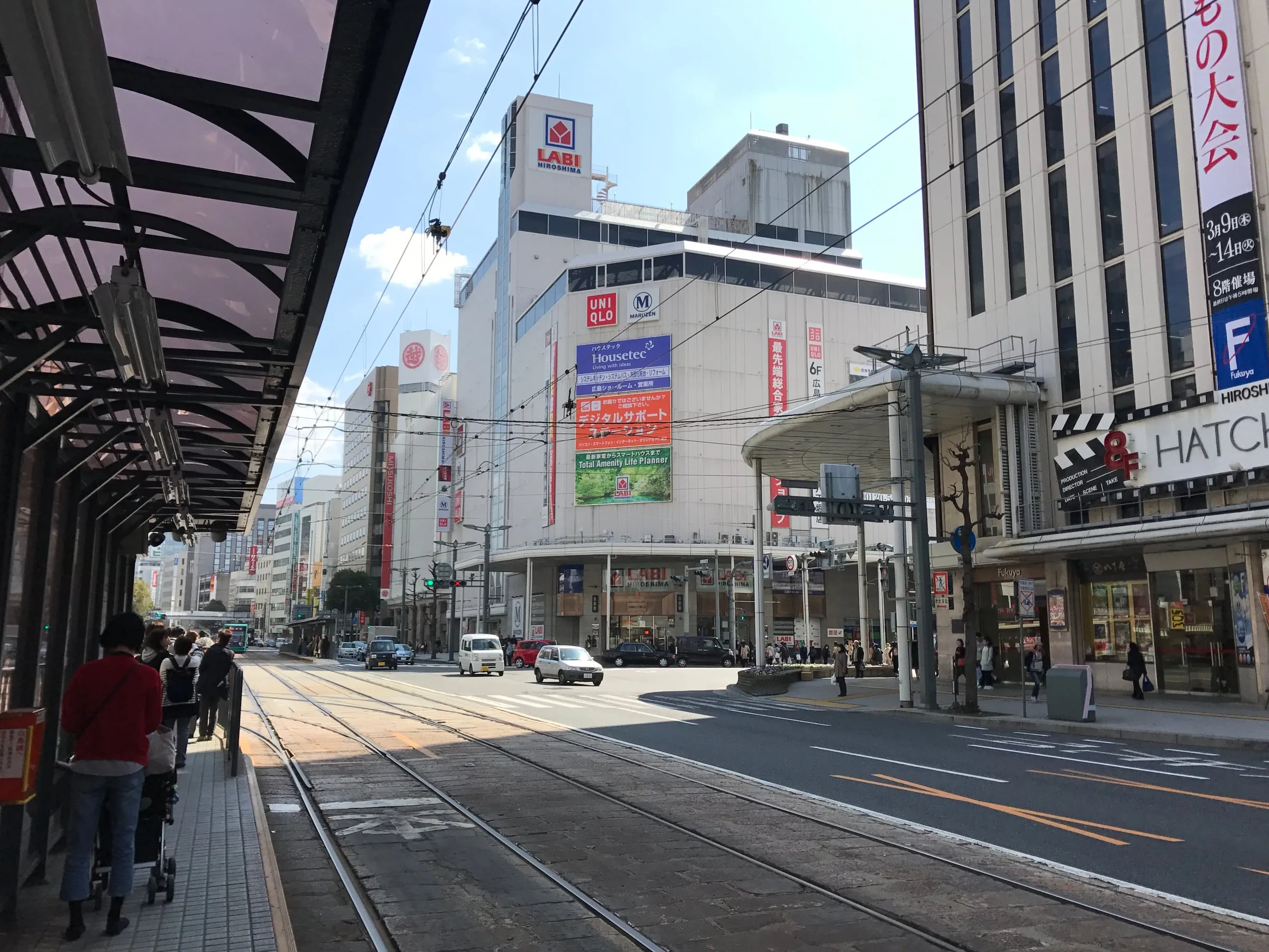 Carrefour de Hatchōbori vu depuis l’arrêt de tram, à 190 m du MOS Burger Hatchobori dans le centre de Hiroshima