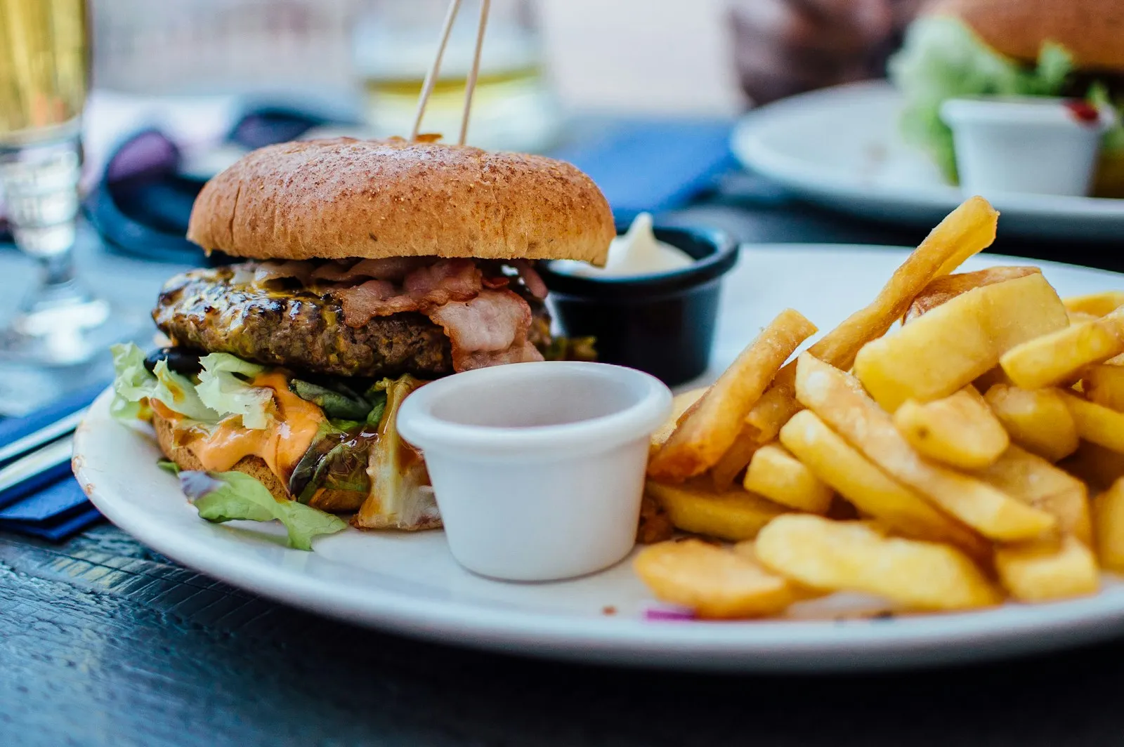 Hamburguesa gourmet con patatas fritas, del estilo de las que sirve Burger Boutique Yeda en City Yard, Ar Rawdah (foto ilustrativa, no tomada en el local)
