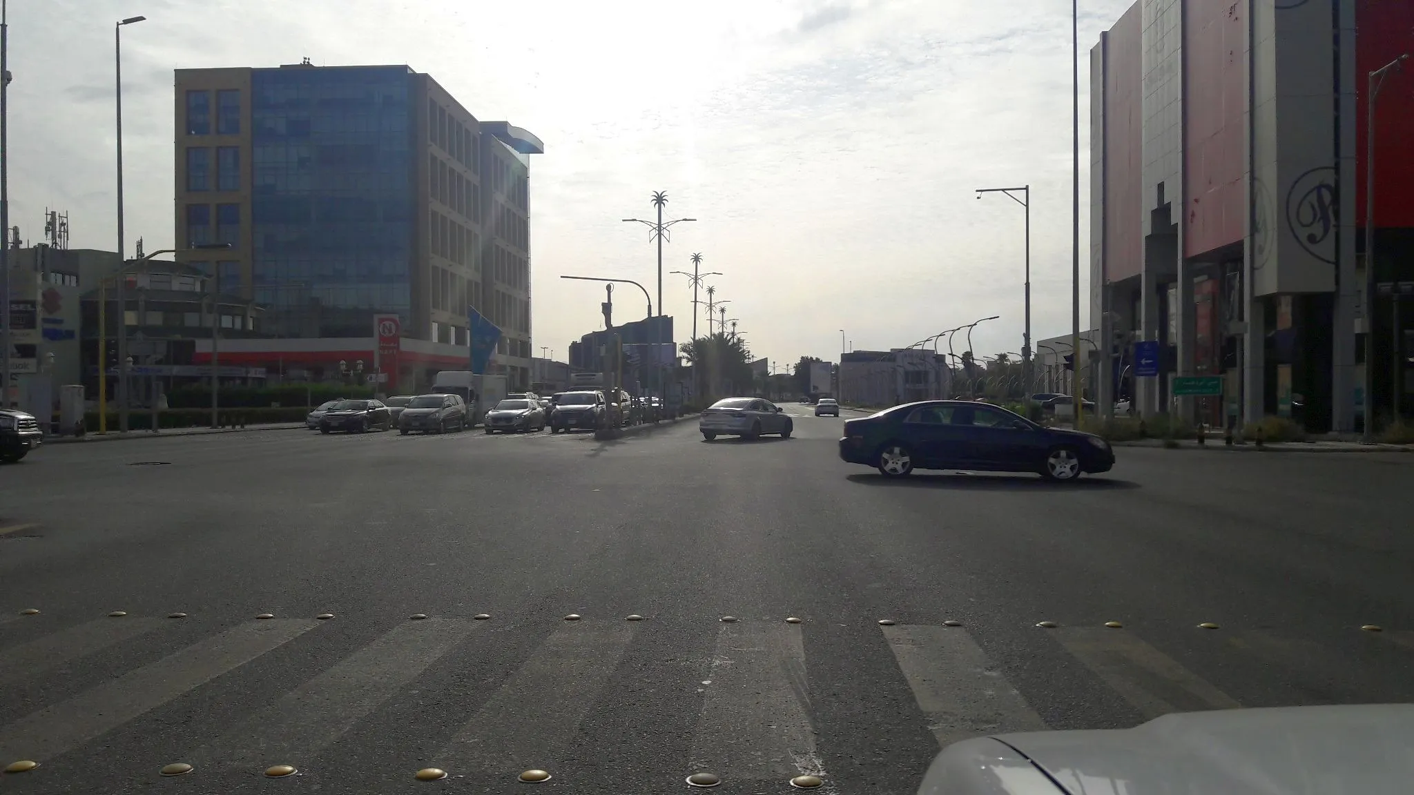 Calle Tahlia de Yeda, eje de tiendas y restaurantes junto al barrio de Ar Rawdah, donde está Burger Boutique en City Yard