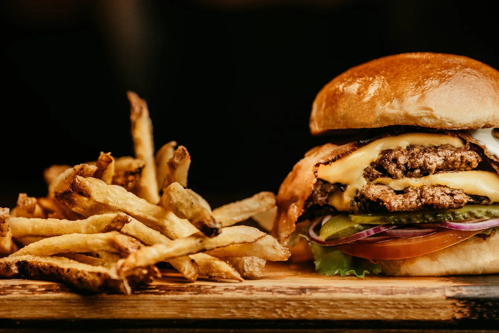 Hamburguesa con patatas fritas que ilustra las hamburguesas, sliders y patatas cargadas de la carta de Burger Boutique (foto ilustrativa)