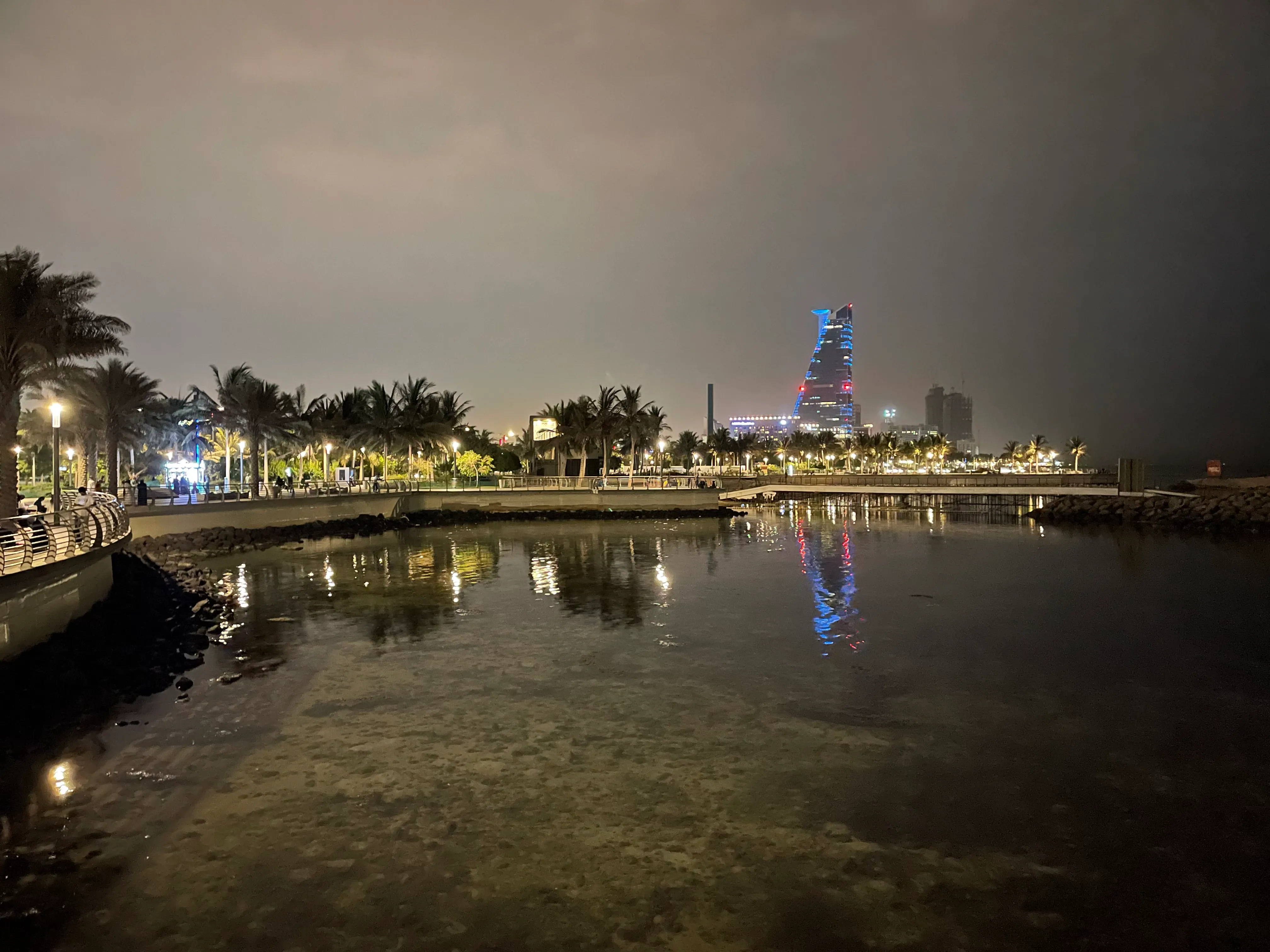 La Corniche de Yeda de noche, paseo marítimo al oeste de Ar Rawdah, ciudad donde Burger Boutique compite con otras hamburgueserías gourmet