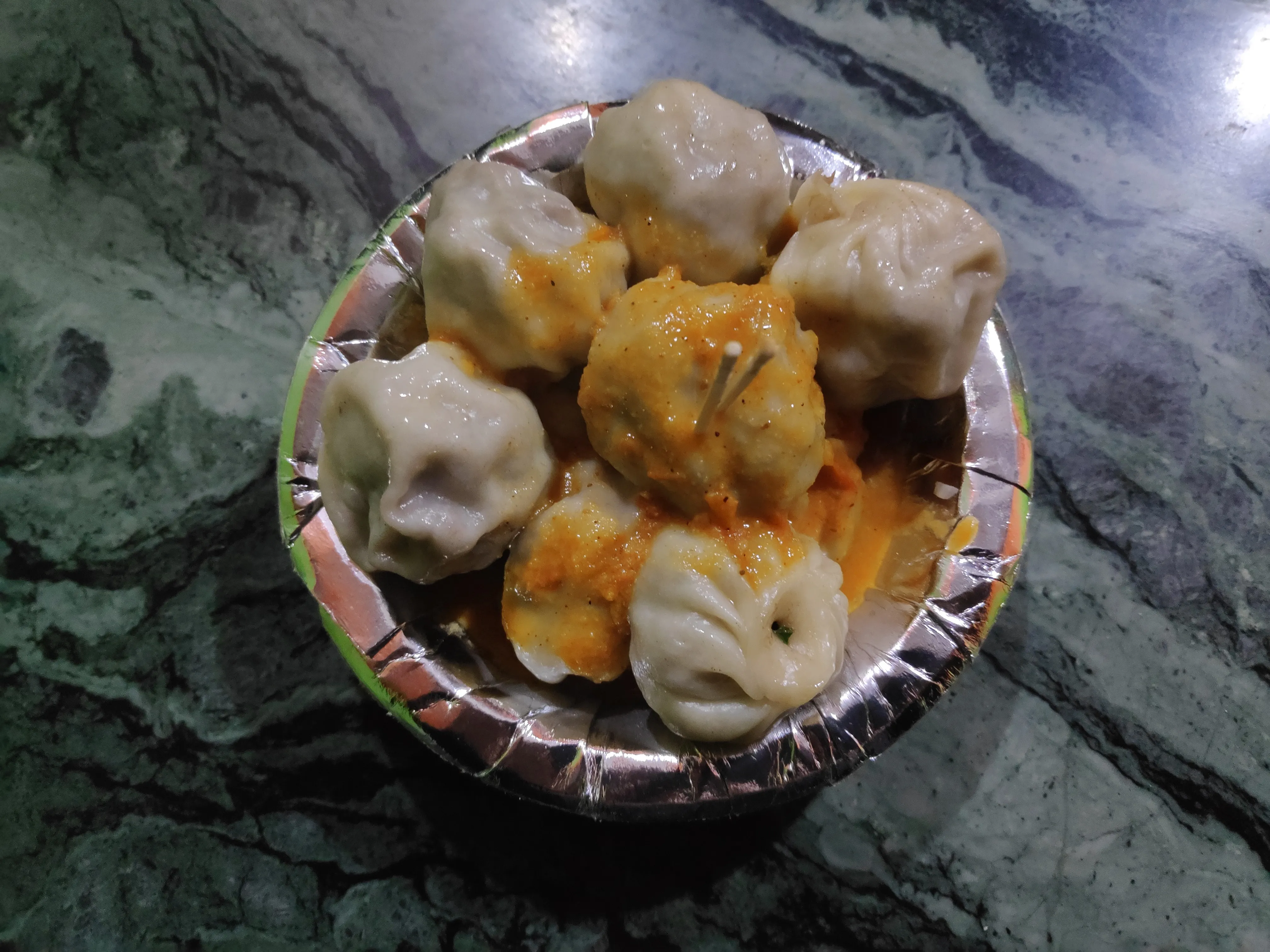 Momos de buff al vapor con achar de tomate en Nepal, la carne de búfalo de las hamburguesas de Katmandú