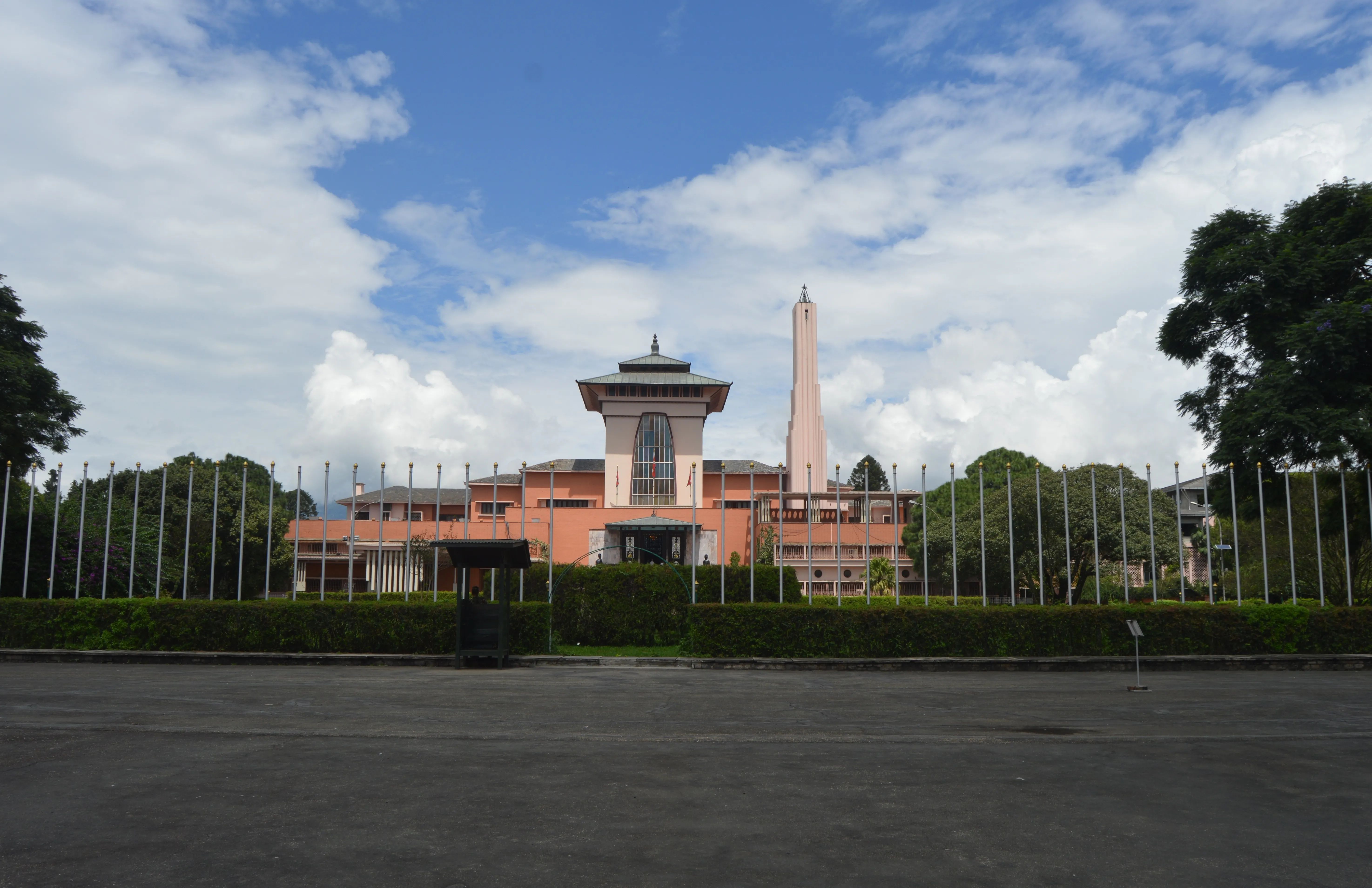 Palacio de Narayanhiti en la cabecera de Durbar Marg, Katmandú, la avenida donde abrió Nanglo, primera cadena de restaurantes de Nepal
