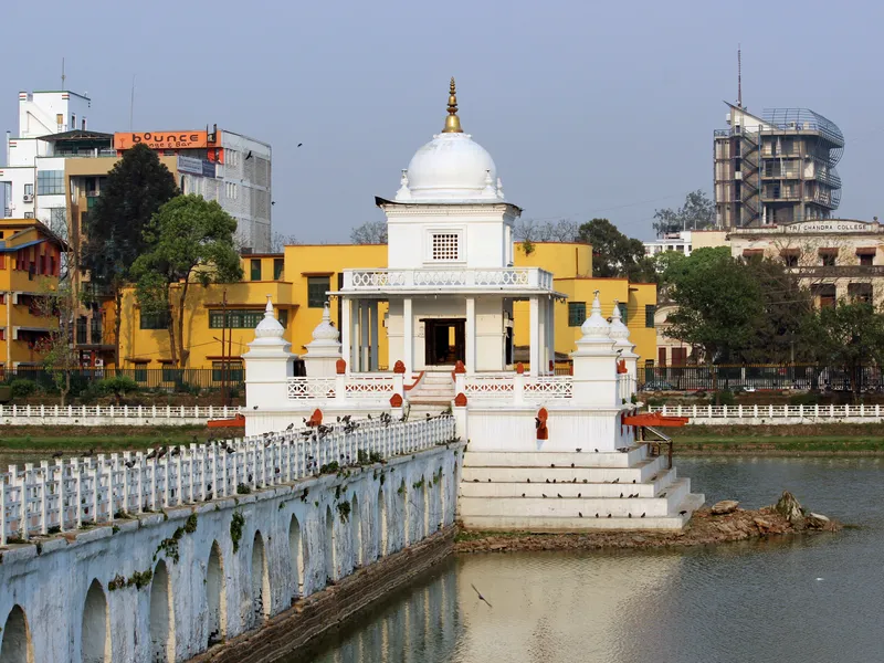 Rani Pokhari junto a Ratna Park en Katmandú, donde Café de Park sirvió la primera hamburguesa de Nepal en 1973